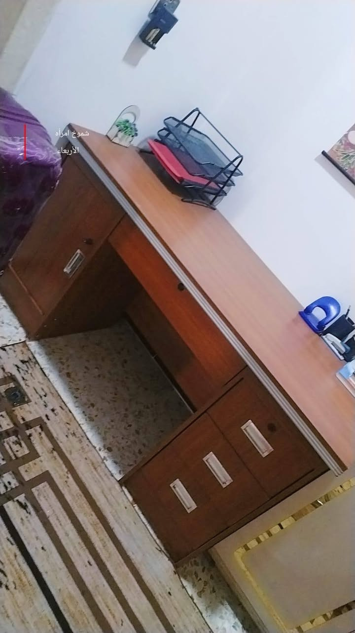 السلام عليكم كرسي وميز مكتبي جدد 150 مكان البياع الشهداء ***********
