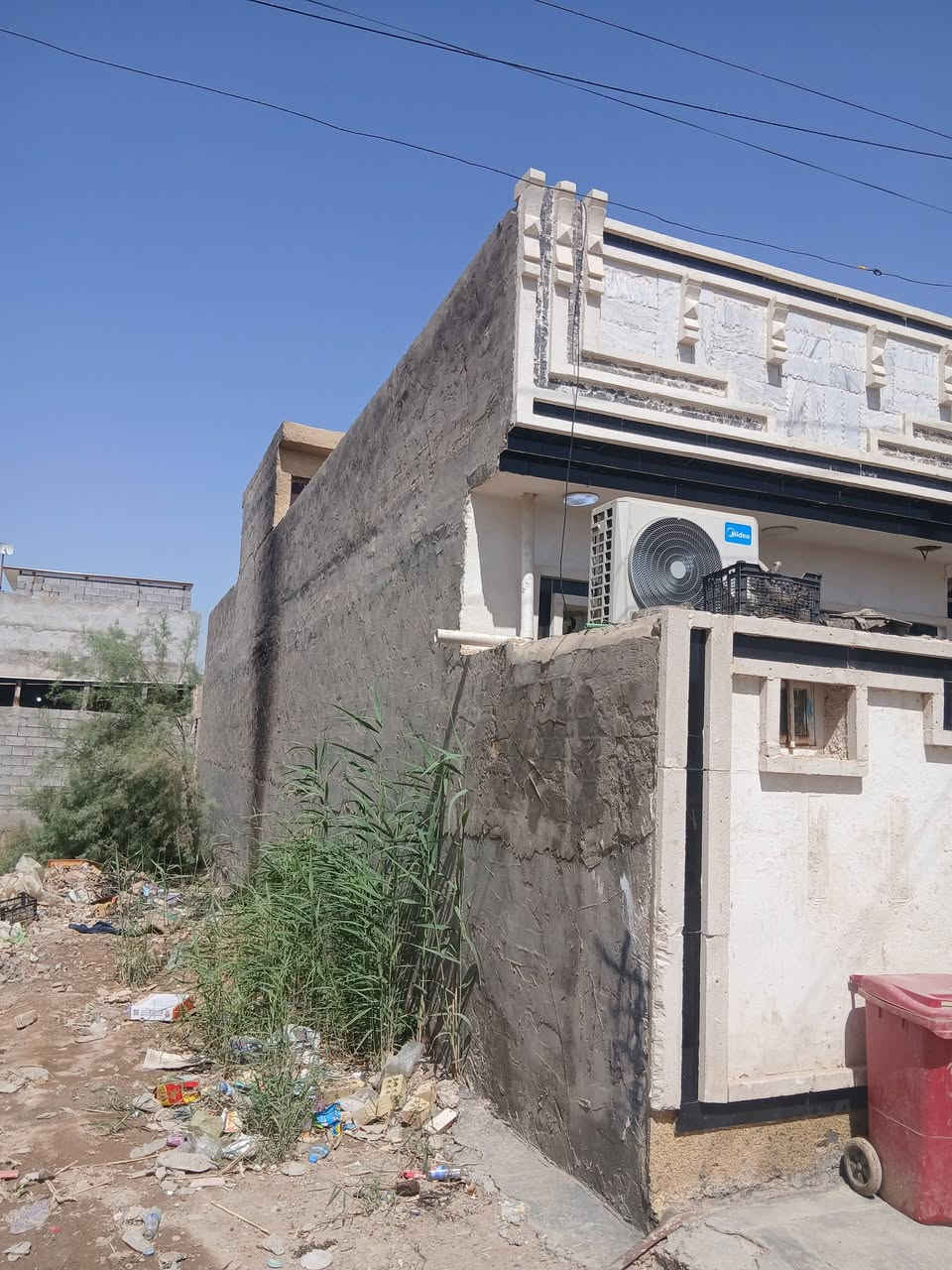 سلام عليكم بيت 100 متر بحي الجوادين قرب القريه نفطيه بيت حلو وكامل من كل النواحي من مي ومن كهرباء سحب خط ذهبي بيت مرتب بمعنه الكلمه وسعر 40 وبي مجال الاستفسار *********** موجود واتس
