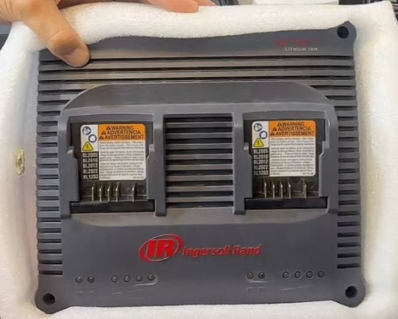 مزاد بعده بلؤك ////+2                    هذا هو شاحن Ingersoll Rand BC1121، وهو شاحن عالمي متوافق مع بطاريات 12 فولت و 20 فولت من سلسلة IQV.يتميز بوجود منفذين للشحن، مما يتيح شحن بطاريتين في نفس الوقت، ويتضمن أيضًا منفذ USB لشحن الأجهزة الأخرى.الشاحن مزود بمؤشرات LED لمراقبة مستوى الشحن وتنبيهات مسموعة لإعلامك عند اكتمال عملية الشحن.


**إذا كنت صاحب هذا الإعلان وتريد حذفه لأي سبب، رجاءا أرسل رسالة إلى الدعم الفني**