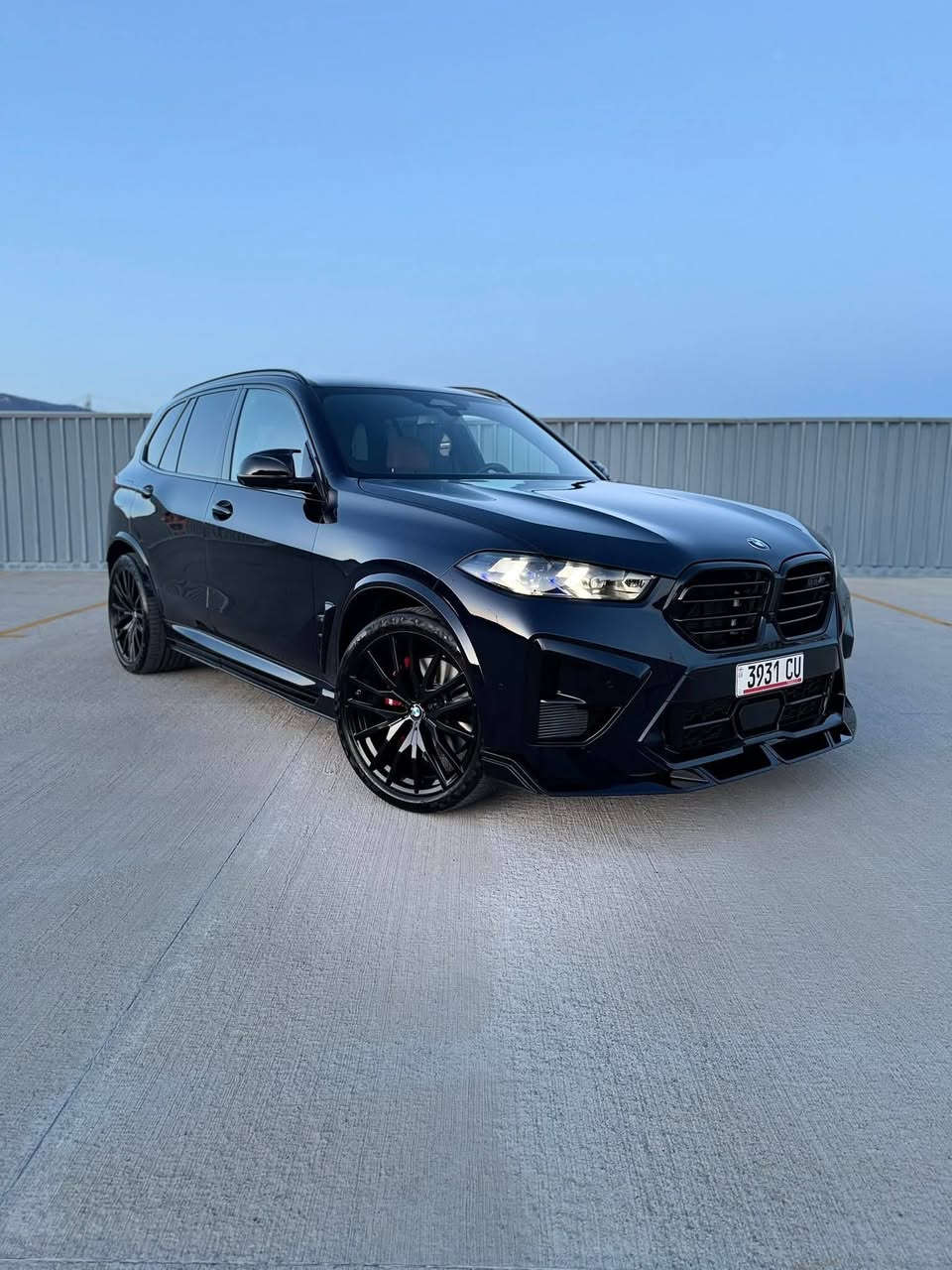 السيارة للبيع في جورجيا تبليسي العاصمة الجورجية 🇬🇪 🇬🇪
بي إم دبليو X5 xDrive40i 🇩🇪
سنة الإصدار: 2025
نظام الدفع: xDrive (دفع رباعي
سعة المحرك: 3.0 لتر
السيارة مزودة بوسائد هوائية أمامية، وهي مجهزة تجهيزًا عاليًا، وتحتوي على باقة M الرياضية الكاملة، وتطعيمات Shadowline Veracia، وتشمل:
- تشغيل المحرك عن بُعد
- نظام الدخول المريح (بدون مفتاح)
- باقة M الرياضية
- باقة M الرياضية الاحترافية
- باقة M للديناميكا الهوائية
- نظام مكابح M الرياضية، أحمر لامع
- مصابيح أمامية وخلفية Shadowline من BMW Individual
- تطعيمات خارجية Shadowline لامعة من BMW Individual مع ميزات إضافية
مساعد ركن احترافي (كاميرات 360 درجة مع وظيفة الركن التلقائي
المعروضة بالسعر جورجيا 36الف دولار


**إذا كنت صاحب هذا الإعلان وتريد حذفه لأي سبب، رجاءا أرسل رسالة إلى الدعم الفني**