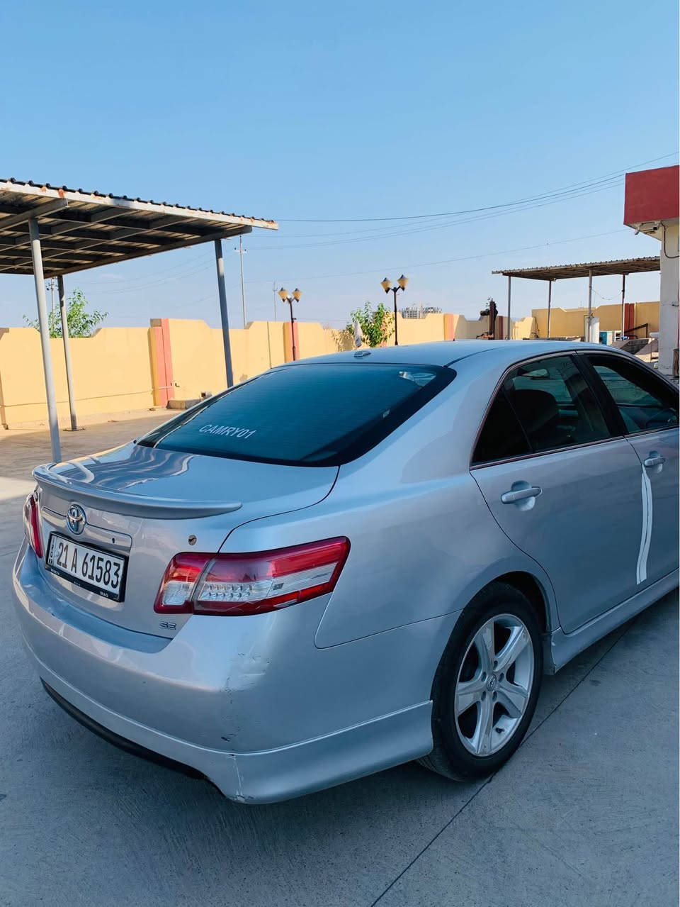 کامری مۆدیل ٢٠١٠ SEئەمریکی 
گیروو مەکینە بەشەرت
کامل کارەبای بەشەرت 
تەقەو رەقە بەشەرت 
تەبرید ساردیوو گەرمی بەشەرت  
بیلاد پەردە 
بێ بۆیاخ بۆیاخی نیە 
کاڵ بوونەوەی نیە 
جوار تایەی لۆکی بۆ بەستراوە 
سەنەوی  تازە نوی کراوەتەوە

***********
*********** Singapore
