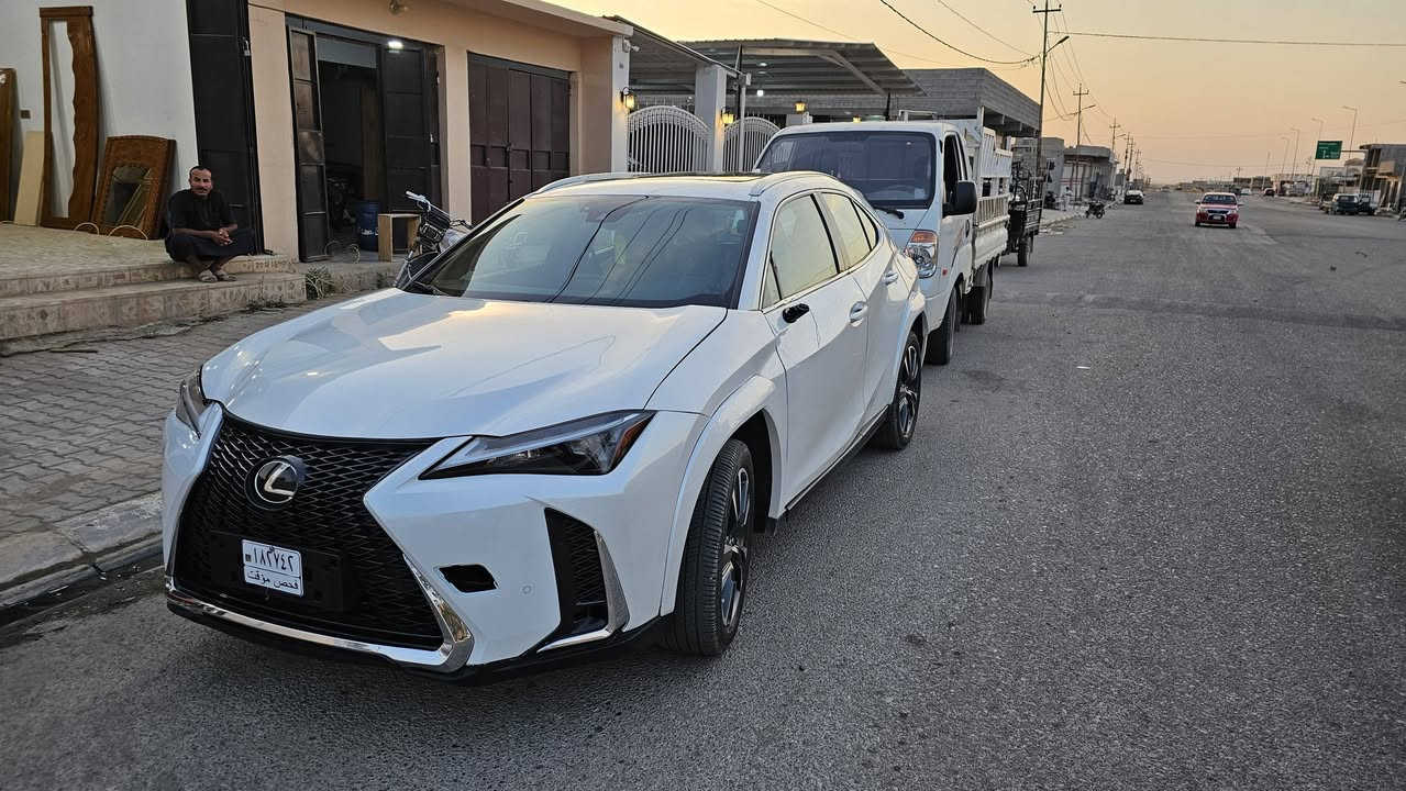 السلام عليكم 
لكززUX300h
اللون ابيض 
اعلى مواصفات معروف 
تدفئه تبريد كشانه 
تدفئه ستيرن 
فتحه سقف كشانه جلد 
تحديد مسار  
توقف ذاتي 
الضرر موضح بالصور  
السعر 200 وبي مجال 
للاستفسار***********
