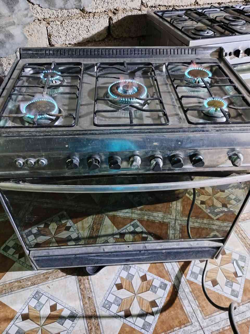 طباخات عل فحص ٥عيون كله شغال ب١٦٥ وبيهن مجال اتصال ***********
