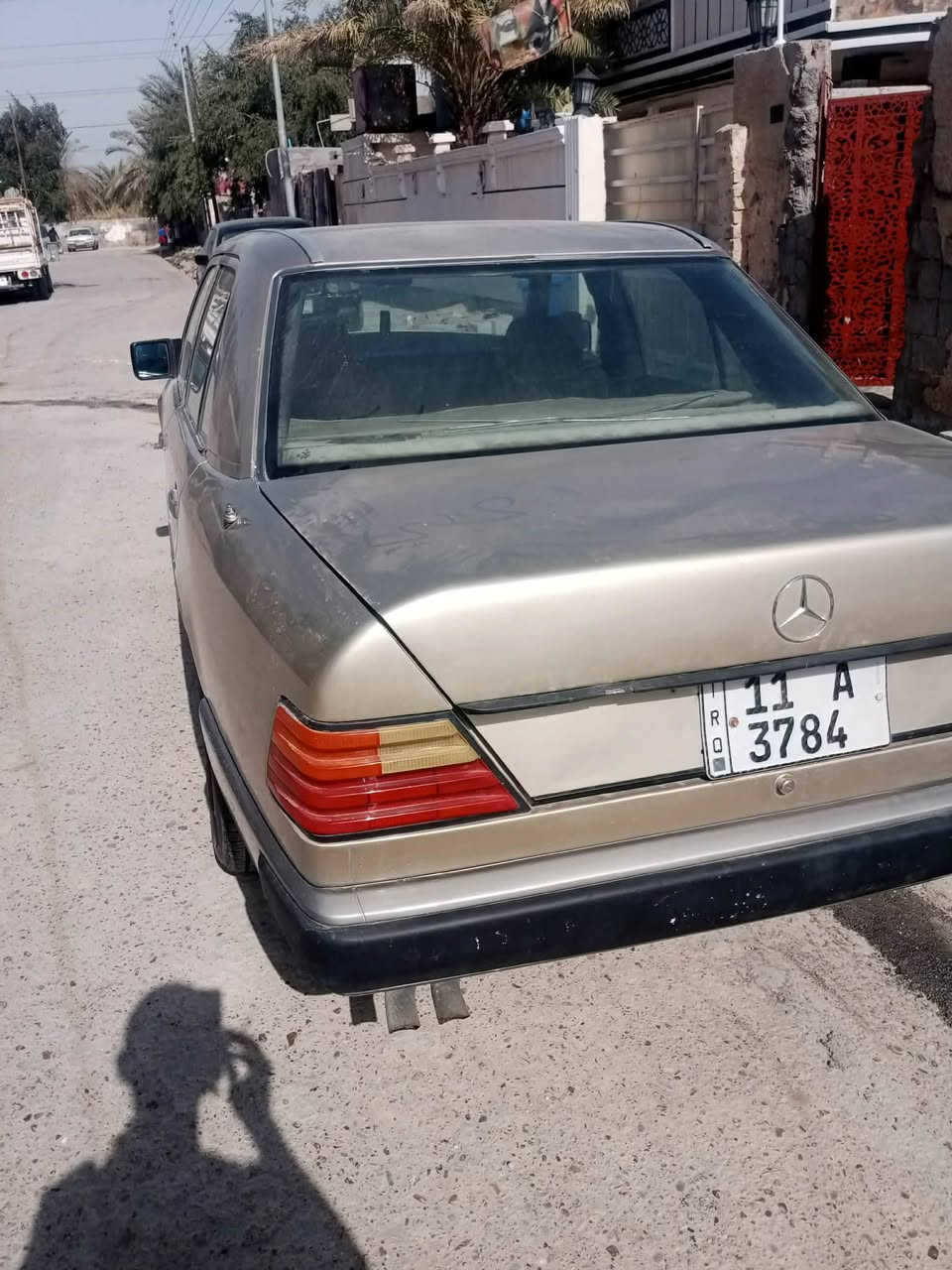 سلام عليكم 
مارسدس دب 
موديل 1990
رقم بغداد
محرك VVT مكفول جديد
كير مكفول جديد
سيارة بلادية 
مصبوغة بسبب جراد 
بدون حادث 
دبلات بلاد سيارة معنئ كلمة
تخم تأير جديد
صدر جديد 
دواخل جديد 
تجي وتشوف بعينك 
احلئ من صور 
العنوان بغداد 
سعر 60 وبيه مجال بسيط
رقم الهاتف ***********
