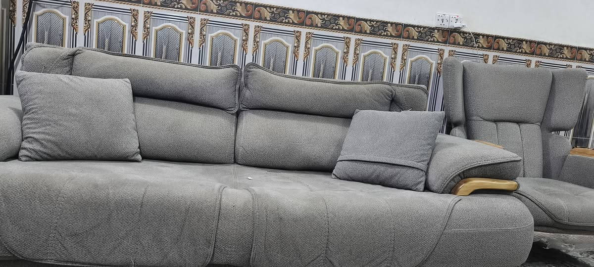 السلام عليكم ورحمة الله وبركاته..
للبيع تخم قنفات تركي منشأ أصلي، بحالة ممتازة جداً ونظيف جداً (مثل ما موضح بالصور).
​✨ المواصفات والمميزات:
​النوع: تخم تركي أصلي بتصميم مودرن ومريح.
​الخشب: خشب زان أصلي متين وثقيل (يتحمل وعمر طويل).
​الميزة الأساسية: التخم عملي جداً ويرهم كذالك سرير للنوم (مريح جداً للاستخدام اليومي أو للخطار).
​الملحقات: يأتي مع كامل ملحقاته من الوسائد (الخداديات) الصغيرة المحشوة جيداُ.
​الوضع الحالي: التخم مغلف جزئياً من الأسفل للحفاظ عليه ونظيف تماماً.
​💵 السعر: مليون دينار عراقي


**إذا كنت صاحب هذا الإعلان وتريد حذفه لأي سبب، رجاءا أرسل رسالة إلى الدعم الفني**