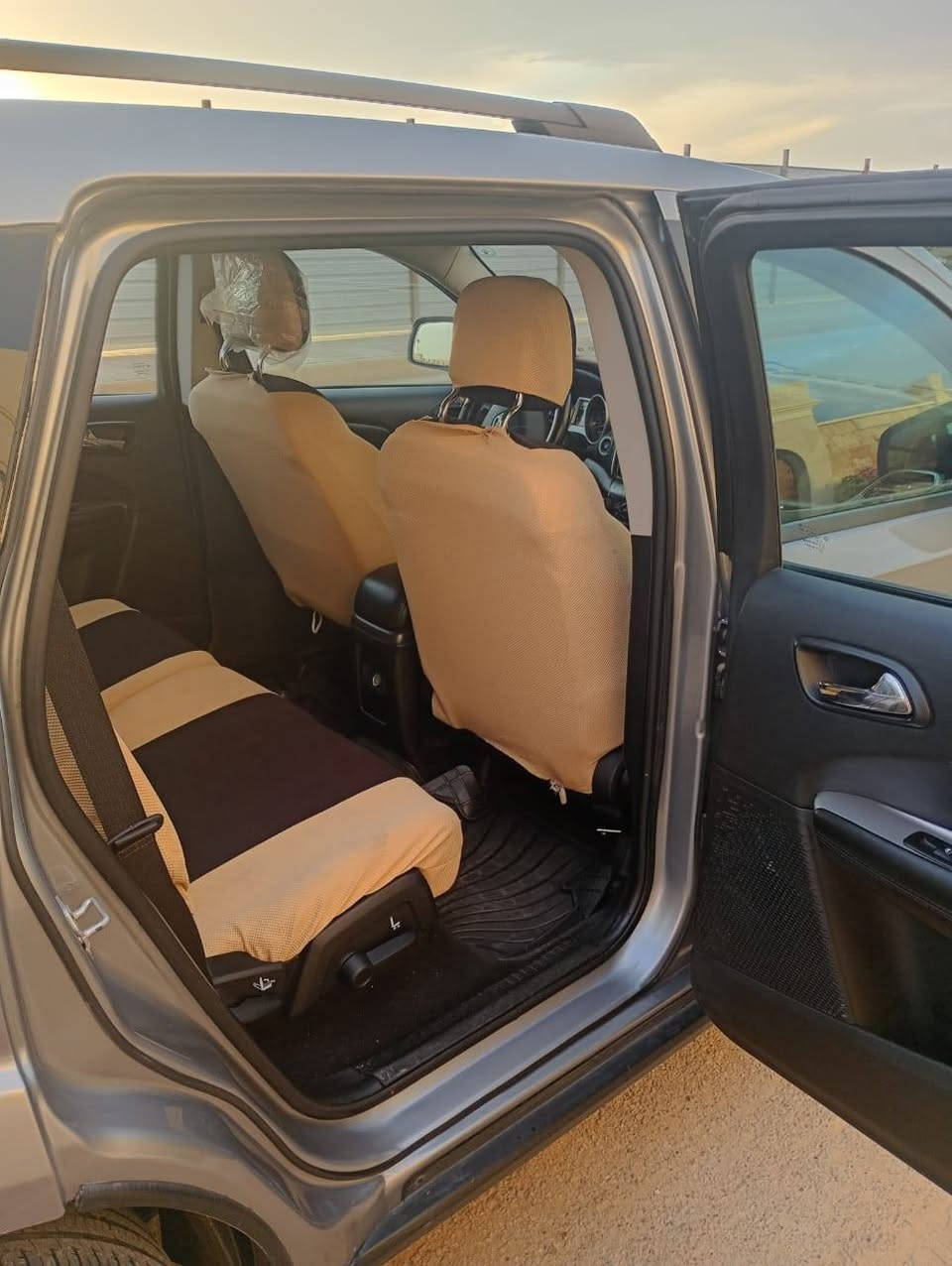 للبيع دوج جورني ٢٠١٧ رقم سليمانية بأسمي مكاني الرمادي السيارة فول نظافة ثلاث قطع تبريد ٧ راكب بصمة تشغيل وثلاث أبواب بصمة بيها ثلاث قطع جاملغات الأمامية والبنيد والبنيد سرقة مو ضربة السعر ١٣٧ ورقة وبيها مجال المكينة بيها تنقيص قليل للاستفسار اتصل على الرقم ***********
