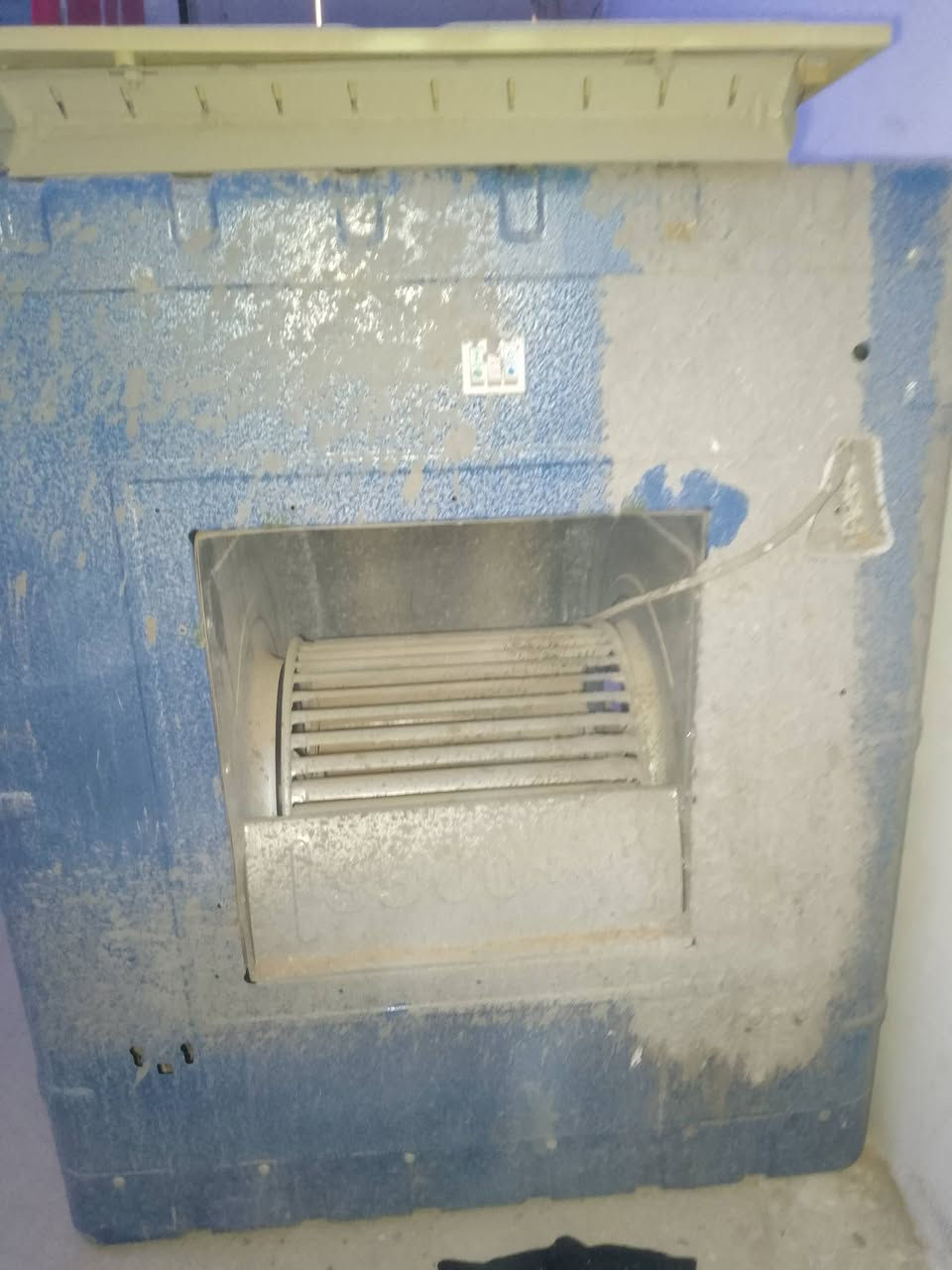 مبردة للبيع نضيفه مستخدمه قليل بس يرادلها غسل لان متروكه ماطور جديد وكلشي بيها نضيف حت ليفها
سعرها ١٥٠ وبيها مجال بسيط 
المكان كنطرة السلام 
***********
