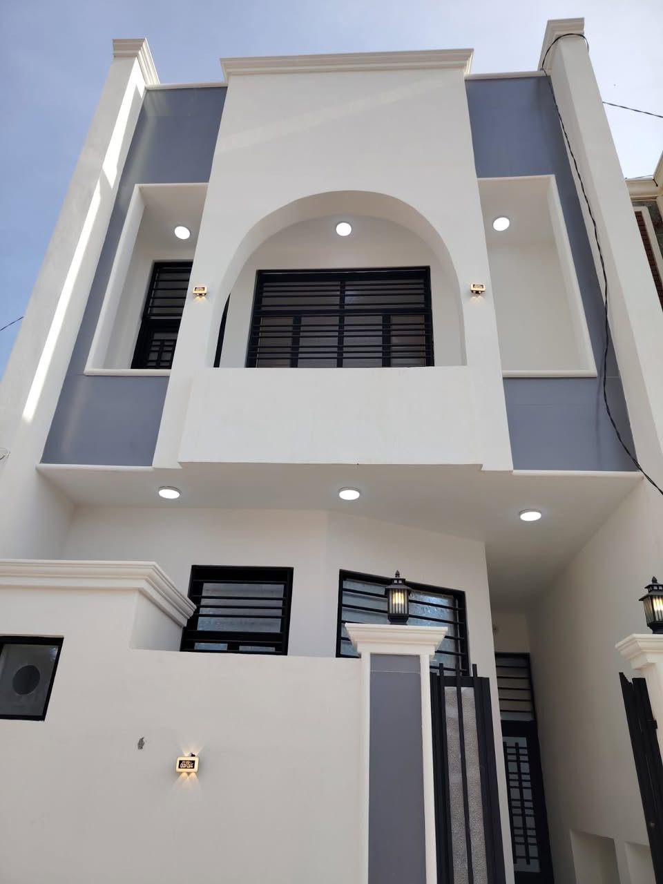 بيت ٥٠ متر طابق ونص مجمع الحياه قرب الحولي مال ابو مهدي المهندس قرب حي الزيتون كافت الخدمات ماء مجاري كهرباء تبليط بالباب سند ٢٥ التوأصل ***********
