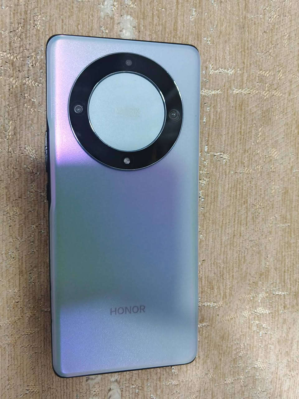 سلام عليكم هونر للبيع مكسوره شاشته مفطوره بس تشتغل مثل ما موضح بالصور سعره 100 بي  بسيط مكاني بغداد شارع حيفا شراي راسلني واتس اب ***********
