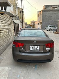 عندي فورتي موديل ٢٠١٣ وارد امريكي  رقم ديالى جديد وسنويه باسمي  السيار...