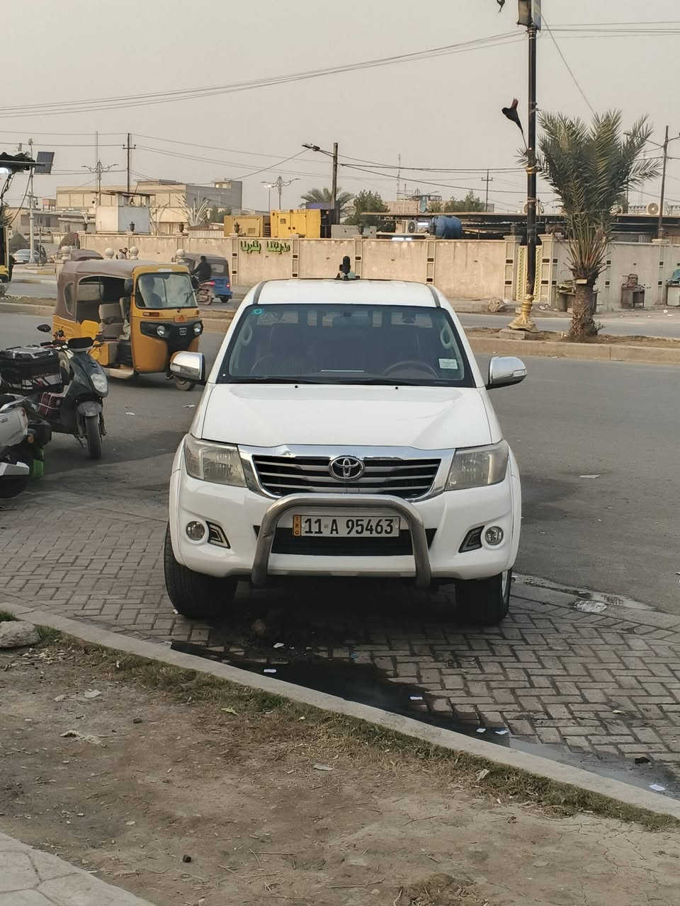 هايلوكس 13 ابيض فور ويل
محرك مكفول كير مكفول صدر جديد 
على وضع الشركه رقم انكليزي بغداد 
بسمي بدون صبغ بدون بارد فقد شي قليل جدا 
جوه البك لايت شاشه لايت زنون 
ماشيه 190حقيقي 
السعر 220 وبيهه مجال حك الجيه 
***********
