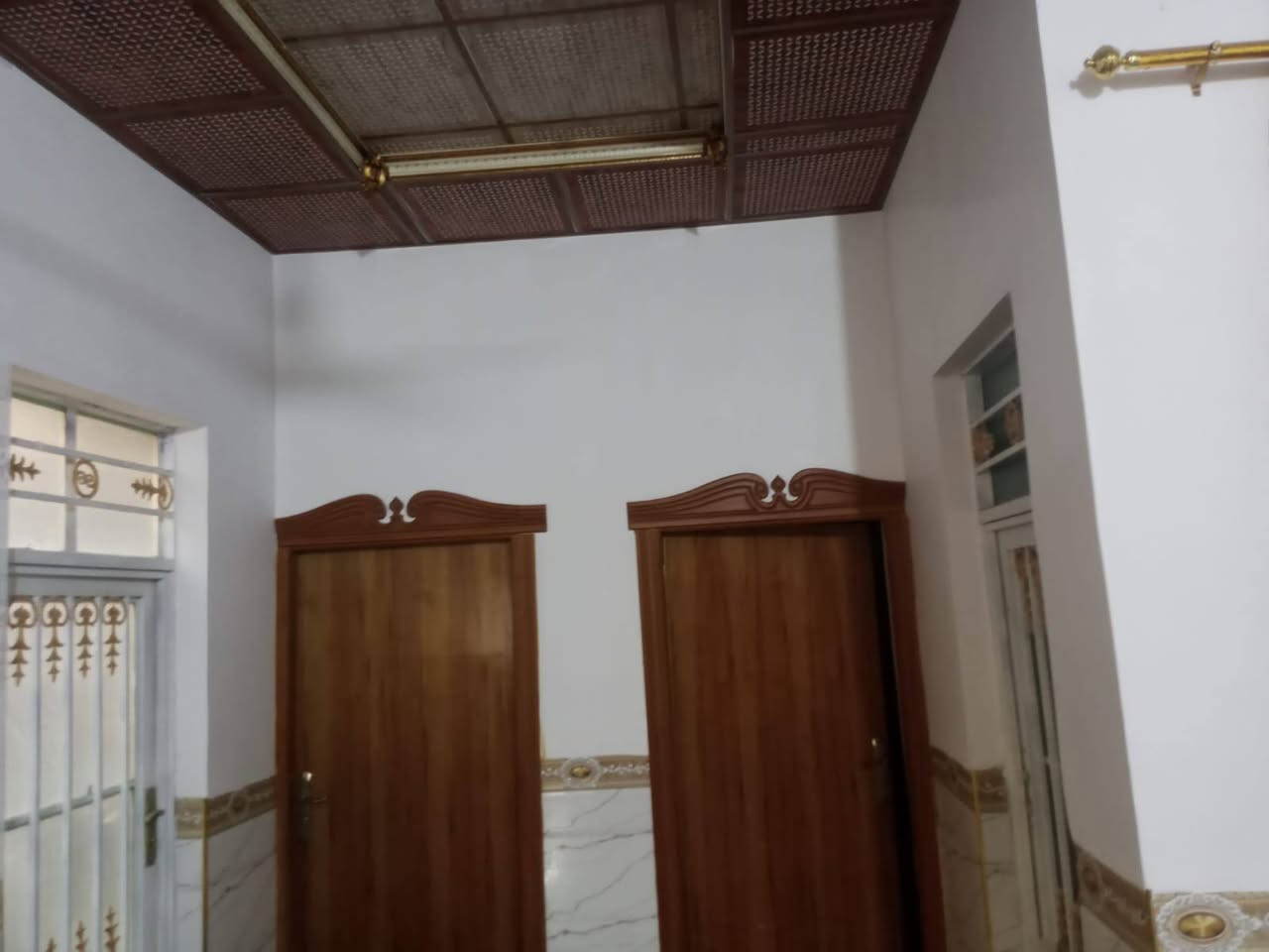 بيت ١٩٠ متر في حي الحسين عليه السلام خلف كراج البلدية للبيع بناء حديث صب مسلح غرفتين مع صالة كبيرة ومطبخ واستقبال البيت سيراميك بالكامل وسقوف ثانوية خسف بسعر مناسب تفاصيل اكثر *********** متوفر واتساب
