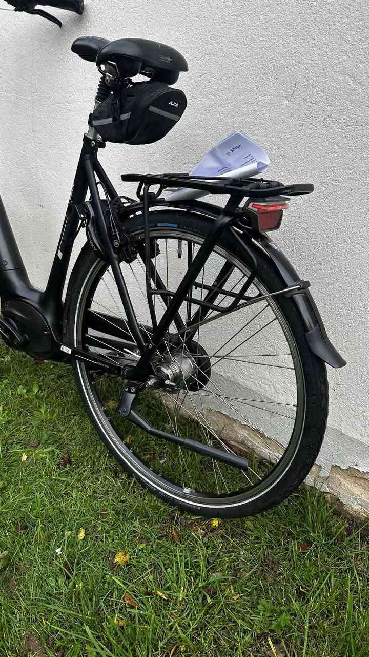 بايسكل هولندي E-BIKE نوع غزال حديث محرك وسطي ماركة BOSCH
السعر ٨٠٠ دولار السعر نهائي بدون عملة 
نظافتة ٩٠% 
الشحنة الواحدة تمشي 
وضع Eco: 80 – 120 كم
وضع عادي: 50 – 80 كم
وضع قوي (Turbo): 40 – 60 كم
دبل أمامي 
قياس 28 
لا يتوفر توصيل 
مكان البايسكل بغداد 
*********** واتساب
