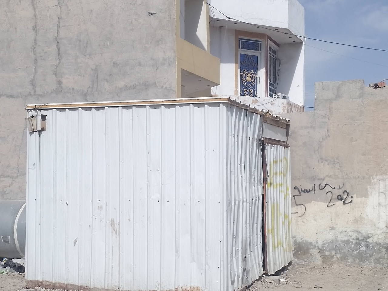 محل للبيع سقف سندويج و الجدران كيربي الطول 4 والعرض3      ***********
