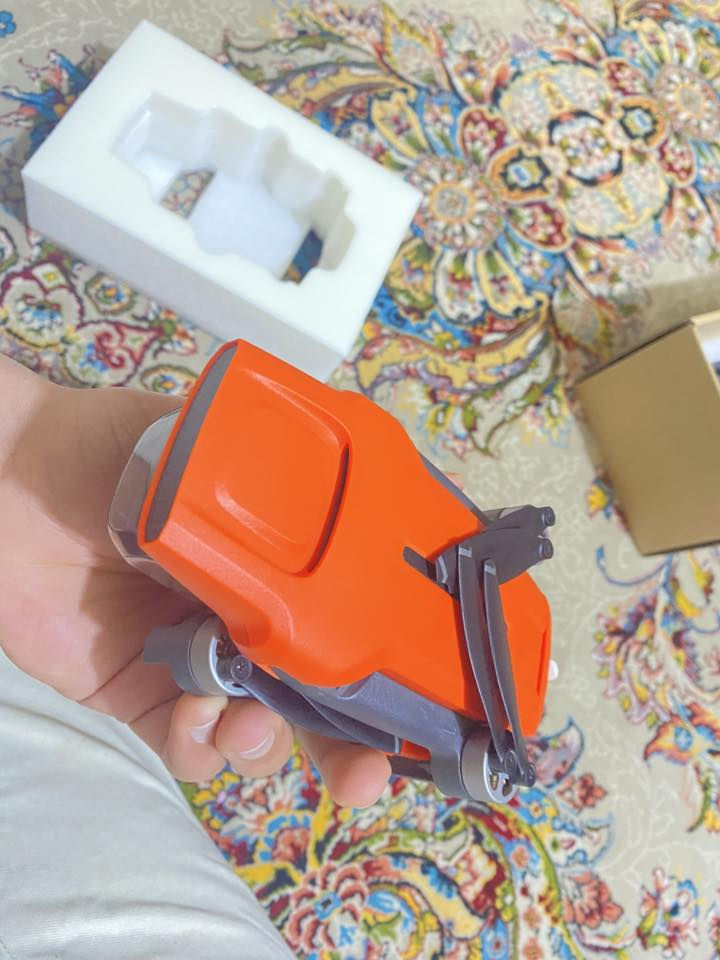 سلام عليكم شباب عدي طيارة شاومي فيمي مني 3. اريد اراوسها  اب طيارة دي جي اي مني تو او طي فرق 100 الف نظيفة جدإ شخط ما بيها 100‎%‎ النظافة او امطيريها فقط 3مرات فقط رام ما بيها كل الملحقات مال الشركة موجودة       الوزن: 245 جرام (لا تحتاج تصريح في معظم الدول).
• المستشعر: Sony CMOS بمقاس 1/2 بوصة بدقة 48 ميجابكسل.
• دقة الفيديو: 4K بمعدل 60 إطاراً في الثانية (4K @ 60fps).
• فتحة العدسة: f/1.6 (ممتازة للتصوير الليلي).
• مانع الاهتزاز: جيمبال ميكانيكي بـ 3 محاور (3-Axis Gimbal).
• مدة الطيران: 32 دقيقة (البطارية القياسية) / 37 دقيقة (بطارية Plus).
• المسافة والمدى: نظام نقل SoLink بمدى يصل إلى 9 كيلومترات.
• السرعة القصوى: 18 متر/ثانية (65 كم/ساعة).
• مقاومة الرياح: المستوى الخامس (Level 5).
• أنظمة الملاحة: GPS / GLONASS / Beidou / Galileo.
• الشحن: يدعم الشحن السريع بقوة 27 واط عبر منفذ USB-C.
• الذكاء الاصطناعي: معالج AI ISP لتقليل الضوضاء في التصوير الليلي بنسبة 400%.
• أوضاع التصوير: تتبع ذكي (Smart Tracking)، تصوير عمودي (Vertical Shooting)، وتصوير فاصل زمني (8K Time-lapse).


**إذا كنت صاحب هذا الإعلان وتريد حذفه لأي سبب، رجاءا أرسل رسالة إلى الدعم الفني**