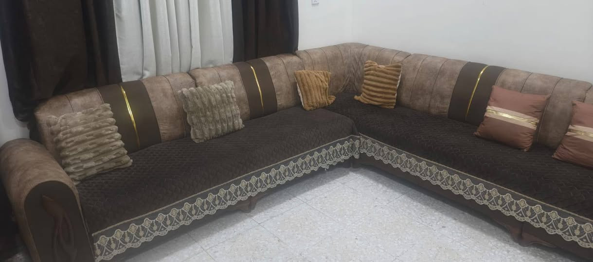 تخم للبيع ٥ قطعه نظافه ٩٥ب ميه مع كوشات وفراشه
***********
