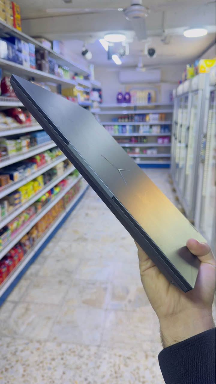 المعالج (CPU): AMD Ryzen 7 5800H (يحتوي على 8 أنوية و16 مسار، بتردد يصل إلى \bm{4.4} جيجاهرتز).
• كرت الشاشة (GPU): NVIDIA GeForce RTX 3070 بذاكرة 8GB GDDR6. هذا الكرت في نسخة "Legion" يأتي بقدرة واط عالية (TGP 140W)، مما يعطيك أداءً يقارب كروت الفئات الأعلى في الأجهزة الأخرى.
الشاشة (أبرز ما يميز هذا الجهاز)
• الحجم: 16 بوصة.
• الدقة: QHD بكسل (\bm{2560 \times 1600}).
• التردد: 165Hz.
• الميزات: تدعم HDR 400، وتقنية G-Sync، وسطوع عالي يصل إلى 500 nits، مع أبعاد شاشة 16:10 المريحة للعمل.
الذاكرة والتخزين
• الرام (RAM): يأتي أساساً بـ 16GB (قطعتين كل واحدة 8GB) من نوع DDR4-3200، ويمكنك ترقيتها حتى 32GB أو 64GB.
• التخزين (SSD): يحتوي على 512GB من نوع NVMe PCIe، ويوجد منفذ إضافي (M.2) داخل الجهاز لإضافة هاردسك SSD ثانٍ لزيادة المساحة
هذا الجهاز "وحش" في الألعاب (يشغل جميع الألعاب الحديثة على أعلى إعدادات بسلاسة) وممتاز جداً لصناع المحتوى، المهندسين، والمصممين بسبب دقة شاشته العالية وألوانها الواقعية وقوة المعالج كربلاء, العراق


**إذا كنت صاحب هذا الإعلان وتريد حذفه لأي سبب، رجاءا أرسل رسالة إلى الدعم الفني**