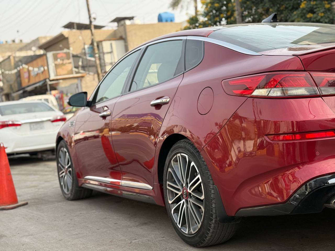 أوبتيما 2019 فئة  S  محرك 2400
رقم بغداد 
لون ماروني
ويل كروم 18 جيتي لاين
بصمه تشغيل وابواب 
صندوق ذكي يفتح عند الاقتراب
كشنات نص جلد 
كشن كهرباء
دبل گزوز
رادار امامي
رادار خلفي
رادار جانبي
تحديد مسار
حساس خلفي
مراية تعتيم
قياده ذاتيه 
بريك ذاتي عند اقتراب من سياره قريبة 
شاشه كبيرة
كامره دواره
اشاير بالمري
ثلاث وضعيات قياده
نظام ترحيب
ماشية 71 
حادثها بالخشم مال جاملغ اليمنه وبنيد مصلح ومصبوغ نفسه ايرباك استيرن بيها شخوط بسيطه بالبنيد وبالباب اليمنى 
السعر 140 وبيها مجال او مراوس 

*********** بغداد, العراق
