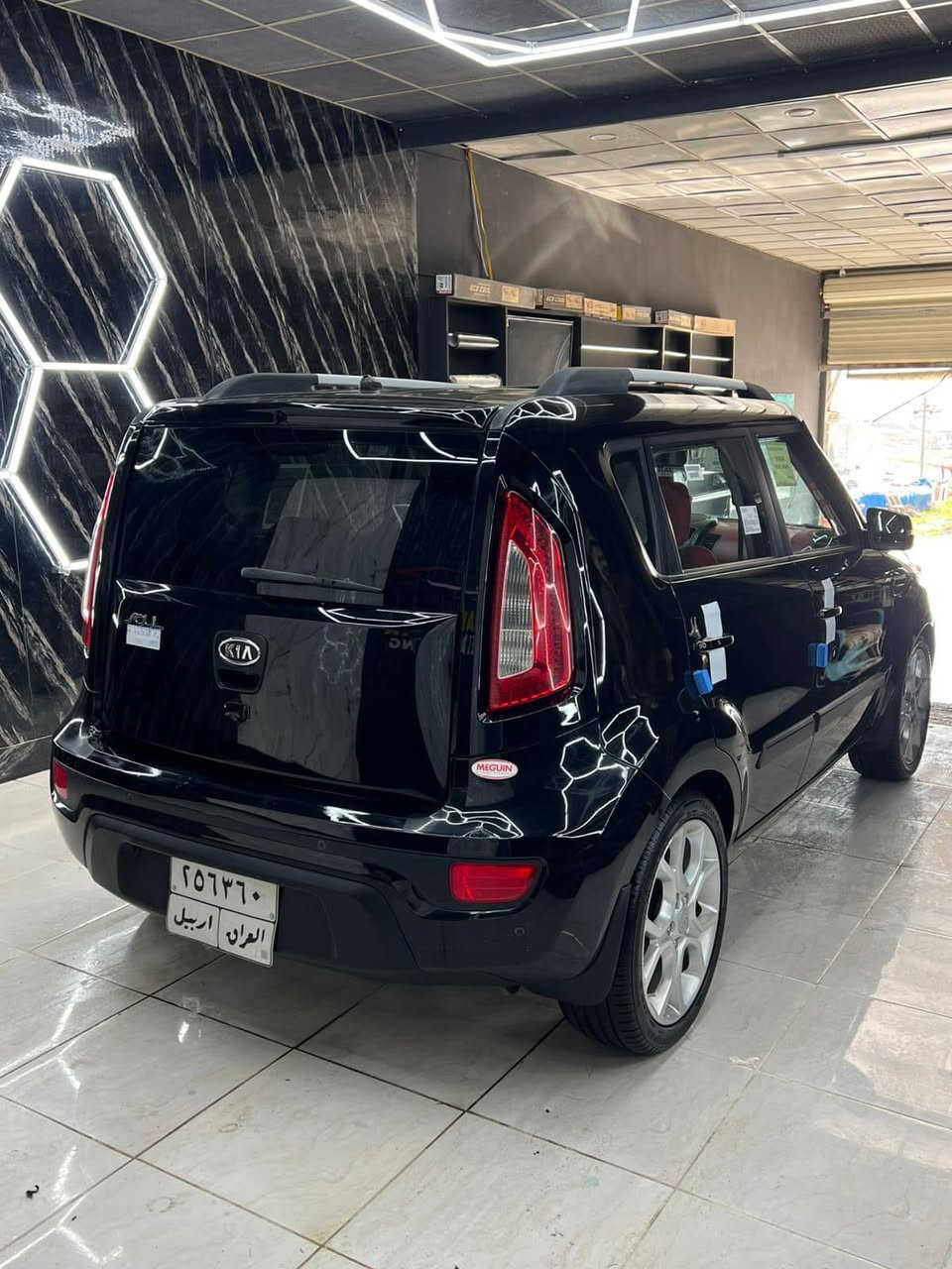 كيا صول خليجي فول مواصفات اعلى فئه سياره باقيه عل وضع الوكاله مكفوله كفاله عامه مواصفات سلايد داخل احمر ١٠ سماعات دواخل سماعات لد الالوان  تكدر تغيره شاشه لمس لد امامي و خلفي والاشاير هم لد ويلكب عنكبوت بلادي كبير دبل تحكمات سياره حلوه ونضيفه من الشركه عل ايد واحد سنويه جديده السعر 118 مكان السياره السليمانيه 
***********
