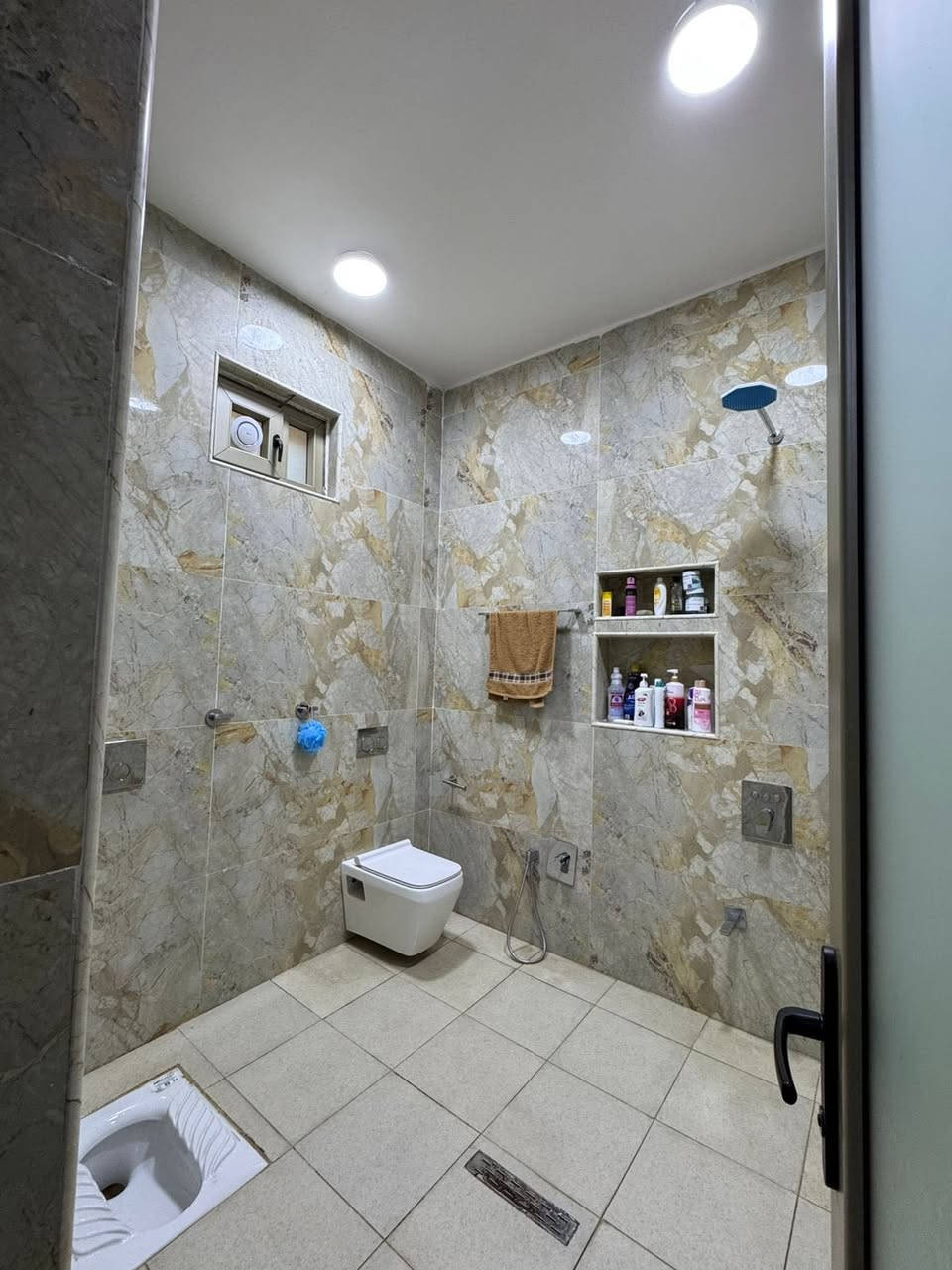 حي اريدو يقع على حديقة كبيرة بيت بصف الركن
البيت يتكون من استقبال ٧م في ٤ م
صالةكبيرة ٨م في ٦م وغرفتان كبيرتان هم في ٥م ومطبخ كبير حار وبارد
وحمامات داخلية كبيرة كراج سيارة كبير وحديقة  والطابق الثاني صالة كبيرة مساحة ٨م في ٦م وغرفتان هيكل بس تشطيب وحمامات قيد الانشاء سطخين جاهزات من ستارة وشتايكر

الاستفسار فقط على الرقم ***********
