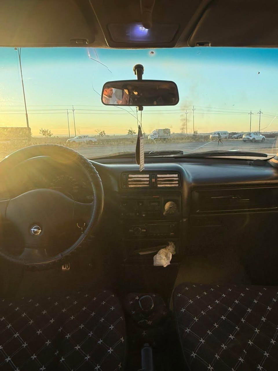 ئؤبل فيكترا جانتا
مؤديل ١٩٩٢
ره قموو سنه وي تازه يه 
بيتاقه ي بنزيني هه يه 
سبوخ عامه بؤ جواني زربه ي نيه 
گيرو مكينه به شه رت 
گير عادي 
جوار تاي تازه يه 
ناو خورفه ي لؤكه 
سعري ٤١مجال 
***********
كركوك كركوك, العراق
