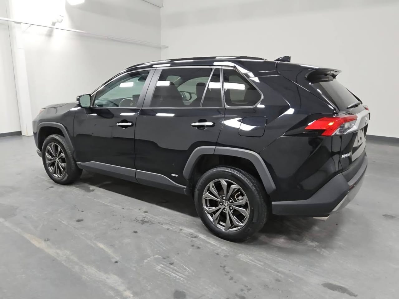 𝐓𝐎𝐘𝐎𝐓𝐀 𝐑𝐀𝐕𝟒-𝐋𝐈𝐌𝐈𝐓𝐄𝐃 𝐇𝐘𝐁𝐑𝐈𝐃 𝐀𝐖𝐃                  

تويوتا رافــــ4 لمتدد هایبرد موديل : 2024

اللون : اسود

عداد المسافة : 8  الف

حجم المحرك : 2.5L (4.سلندر)

ملاحظة السيارة : جاملغ صبغ بدون دواخل 100%

بــدون اربـــاکـات

المواصفات : 𝐋𝐈𝐌𝐈𝐓𝐄𝐃 𝐇𝐘𝐁𝐑𝐈𝐃 𝐀𝐖𝐃   

فــول فــول مــواصــفــات 1/1

فتحة سقف ســـلایـــد
دةبل اكسل (𝐀𝐖𝐃) 
كیــــج الکــــترونــــي
‏‎ابــــواب بصمة
‏‎بصمة تشــــغــــيل 
تشغيل عن بعد (𝐑𝐄𝐌𝐎𝐓𝐄 𝐒𝐓𝐀𝐑𝐓)
‏‎شـــاشـــة كبير ✅(𝐉𝐁𝐋)
سيتم سماعات ✅(𝐉𝐁𝐋)
شحن وايرليس
كاميرا °360
‏‎كاميرا امامي
كاميرا جانبي
كاميرا خلفي
هاند بريك بصمة
اوتو هولد : 𝐀𝐔𝐓𝐎 𝐇𝐎𝐋𝐃
اوتو ستارات : 𝐀𝐔𝐓𝐎 𝐒𝐓𝐀𝐑𝐃
اوتو ستارات : 𝐀𝐔𝐓𝐎 𝐒𝐓𝐎𝐏
رادار امامي (تحديد مسار)
‏‎رادار جانبي (نقاط عمياء)
‏‎رادار خلفي (التحذير من الاصطدام)
‏‎حساسات امامي
‏‎حساسات جانبي 
‏‎حساسات خلفي 
نظام : 𝐄𝐂𝐎
نظام : 𝐍𝐎𝐑𝐌𝐀𝐋
نظام : 𝐒𝐏𝐎𝐑𝐓
مانع انزلاق+𝐀𝐁𝐒
‏‎تحكمات استيرن 
استيرن هيتر
كشنات جلد
‏‎كشنات كهربائي
كشنات خزن+میموري
كشنات تبريد✅ 
‏‎كشنات هيتر✅
‏‎تبريد لمس
‏‎تبريد مركزي 
‏‎صندوق شفط كهربائي 
‏‎لايتات ليـــد 𝐋𝐄𝐃 عدسة زينون بلادي‏
بلاجكتور ليـــد 𝐋𝐄𝐃بلادي
‏‎بكلايتات ليـــد 𝐋𝐄𝐃 بلادي

‏‎ويــــل كــــروم

وبعد هواية مواصفات

تفاصيل اكثر الاتصال على ارقام التالية

𝐖𝐡𝐚𝐭𝐬𝐀𝐩𝐩-𝐕𝐢𝐛𝐢𝐫

☎️ ***********

☎️ ***********

عنوان📍اربيل فرع ناقلات

معرض كاليفورنيا كارسCALIFORNIA Cars🇺🇸🇮🇶
