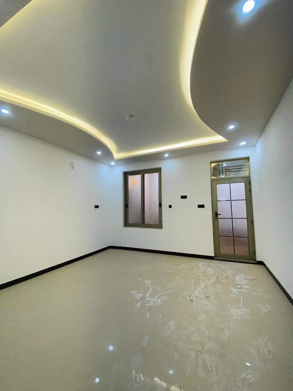 دار للبيع او مراوس و عله مبادرة في حي السلام مساحه ١٠٠متر ثلاث غرف نوم ٢صاله والاستقبال ومطبخ صحيات جديد غير مسكون مكان مميز جدا صب كونكريت بناه درجه اولى هندسي شارع 10 مفتوح على شارع 25 وشارع 15 مكان مميز جدا
مكتب الرحمن للعقار *********** احمد الكعبي
