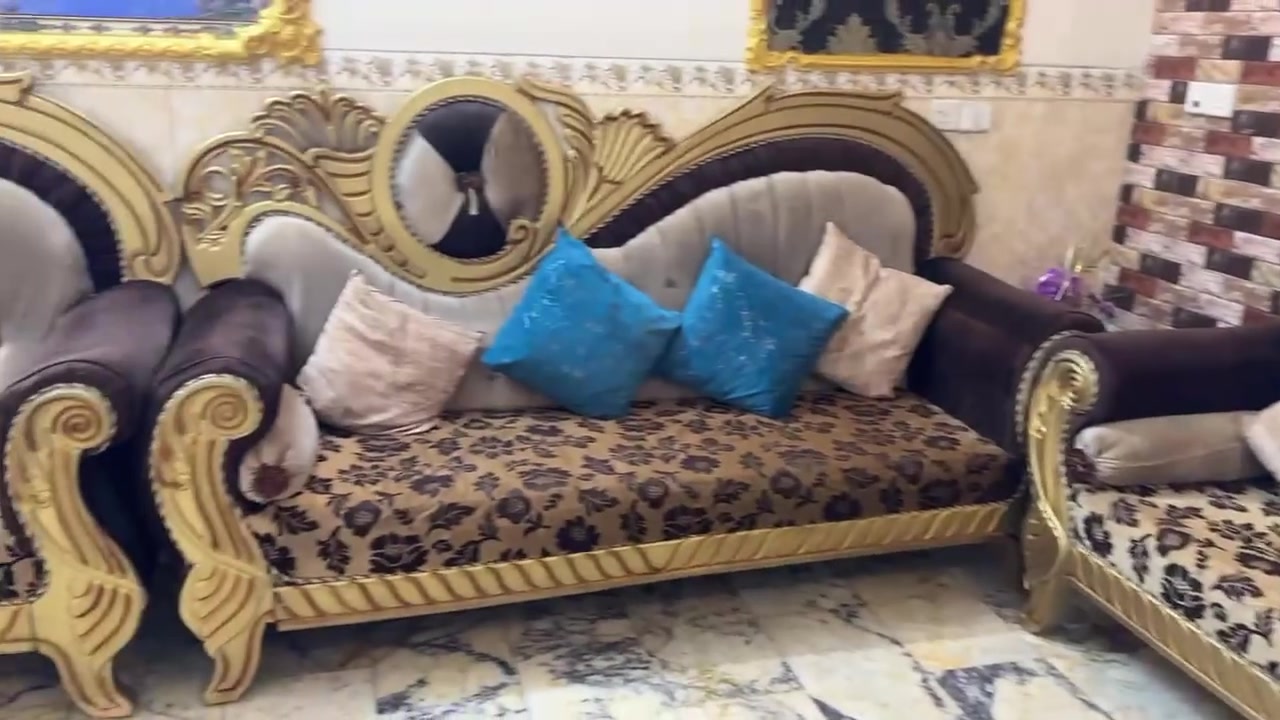 السلام عليكم تخم ونص للبيع العنوان بغداد حي اور التفاصيل داخل الصورة 
1 قطع حجم كبير
2 قطع وسط 
و 2 كراسي 
***********
250الف الحجي الكبير يرادلة ترتيب
