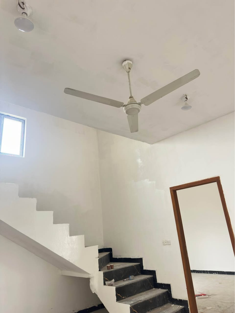 بيت بناء جديد للاجار طابق اول في منطقة حمدان (كوت الصلحي) 📌📌
 
يحتوي على غرفتين منام 5*4+مطبخ6*4+ديوان 5*4+صحيات +موزع 4*4 +درج داخلي وسطح وبيتونه  وايضاً يحتوي على حمام خارجي ارضي مجهز للسكن من كل شئ خزان ماء اساله وخزان ماء حلو وماطور تصعيد ماي  واضويه  وكيزر 
المؤجر يفرش ويكعد  
 سعر الايجار 500
* جميع الخدمات يمه من مستوصف ومطعم ومخبز وفرن و مدراس وجامع وحسينيه
للاستفسار عن الامور الاخرى اتصال على الرقم او تواصل على الواتساب
***********
*********** البصرة, العراق
