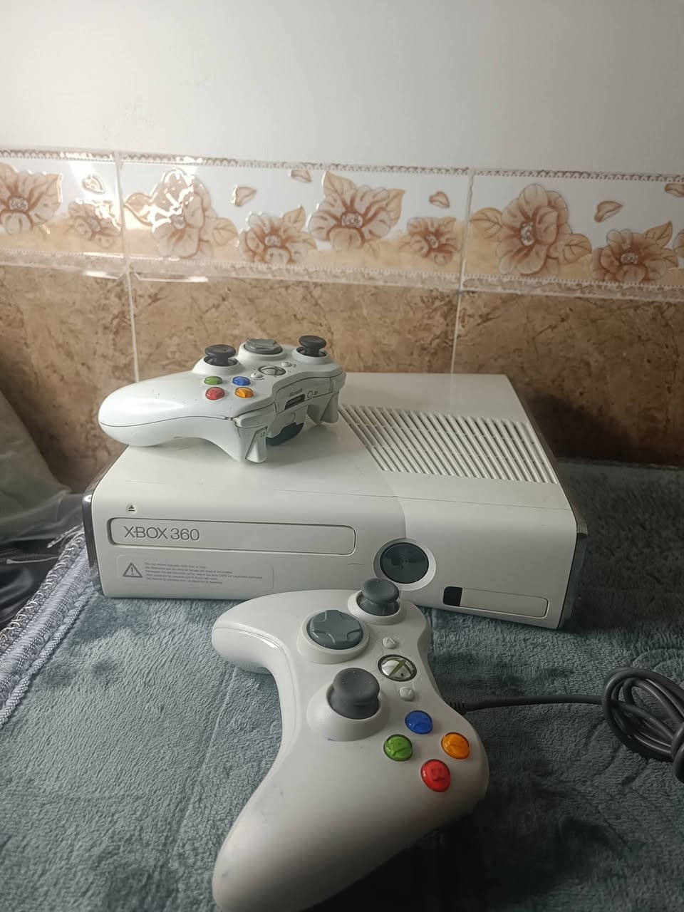 للبيع اكس بوكس 360 عدد ثتين باندل
الأبيض نضيف جدا ويا يدات ثنين وبي 99 لعبه نضام ارورا يعني يعرض سورة اللعبه 
الأحمر نضيف جدا ويا يدات ثنين وبي134 لعبة  نضيف مال بيت 
سعر الواحد 115 للأتصال ***********
