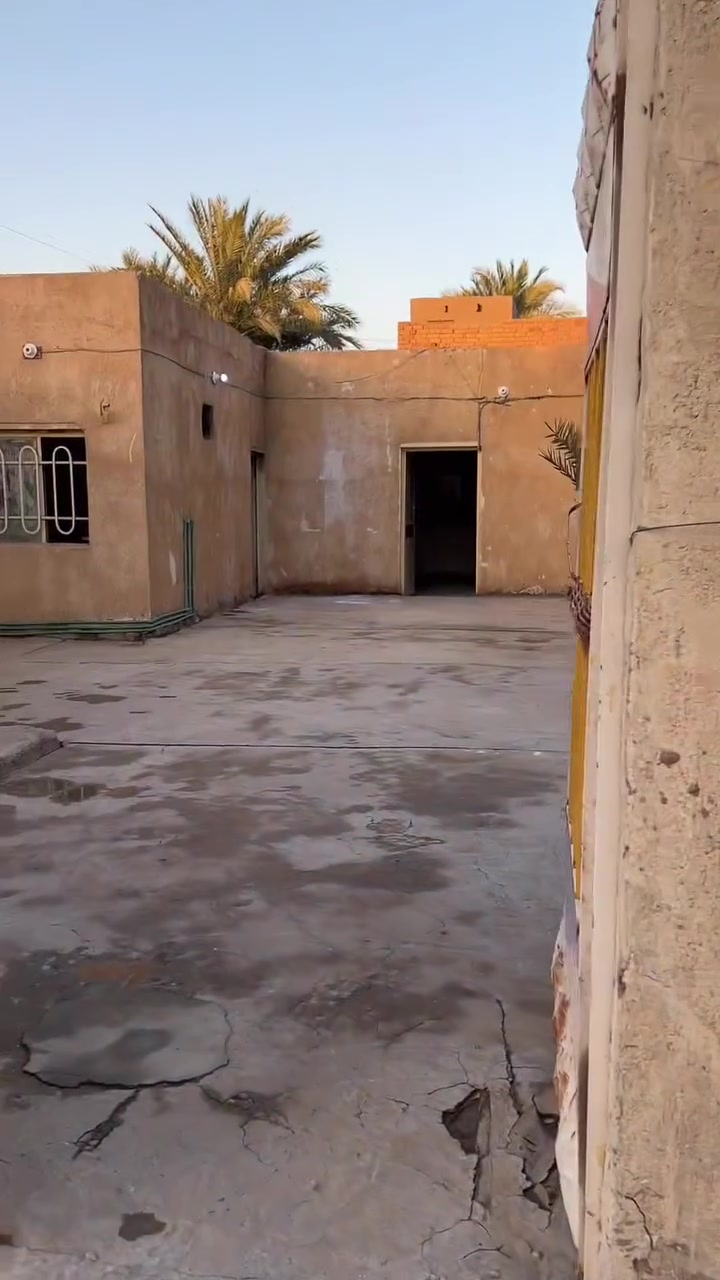 بيت للايجار. مساحه 300م. اب حي العسكري بلحولي مكانه قريب  
***********
