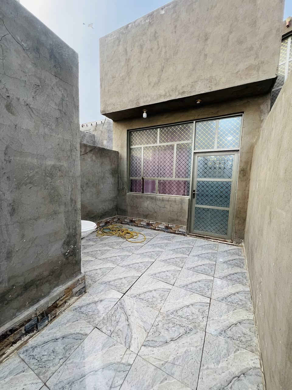 بيت للبيع ‏طابو صرف ‏المساحة 281 متر الموقع الحيرة حي الحسين￼واجهه ١٢ ونصف نزال ٢٢ونصف بناء بلوك اساس وسقف كونكريت بي غرفتين ومطبخ وصاله واستقبال وثلاث صحيات وحمام بناء درجه اولى وموقع مميز مطلوب للأسكان فرصة جيده لشراء دار جديد للتواصل 
اتصال او واتساب 
***********
