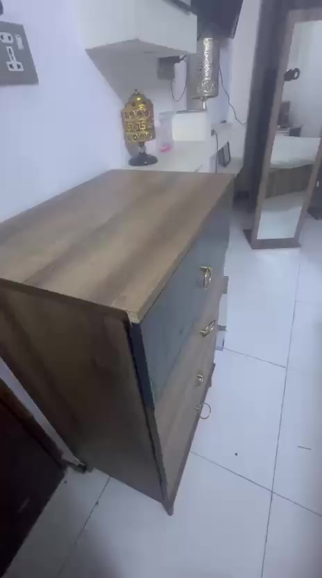 غرفة نوم تركي تتكون من ٨ قطع  مستعملة نظيفة جدا 
-سرير نفرين 
-ملحق السرير الجانبي عدد٢ 
ملحق جرار كبير متكون من ٤ مجرات كبيره 
-ميز تواليت (مرايا+خانة تخزين رفوف+٣ مجرات كبيره )
-كنتور ٦ أبواب 
مع مجر تحت كل ٢ باب (٣ مجرات) 
-ملحق ٢باب مع جرار بالاسفل 
-مرايا طويله خلفها وحدة تعليق ملابس
راديها ب ٦٥٠ الف 
مع البلازما حجم ٤٣  بسعر ١٥٠ الف 
الموقع بغداد للتواصل ***********
