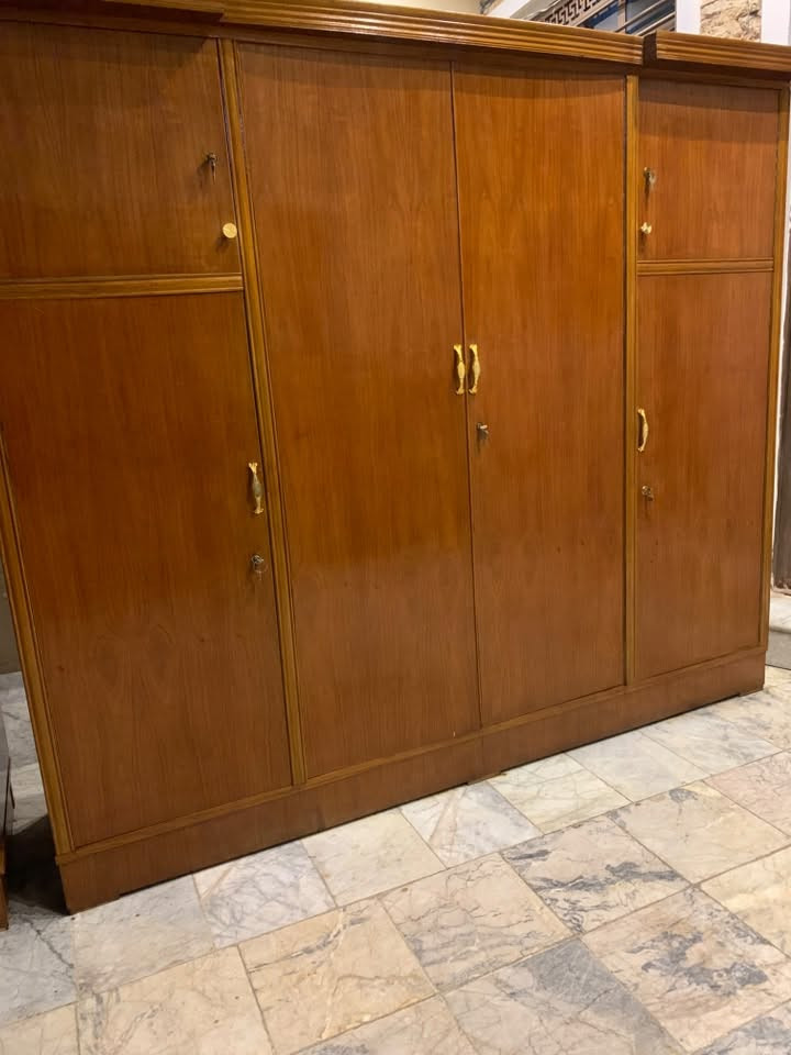 السلام عليكم ورحمه وبركاته كناتير اثنين صاج نضافتهن 100 ‎%‎ داخل وخارج صاج السعر كنتور اربعه ملحق بعده جديد السعر 170 نهايته + والسعر كنتور خمسه بيبان همين نضيف بعده السعر 175 رقم هاتف *********** مكان بغداد اتصلو عل رقم
