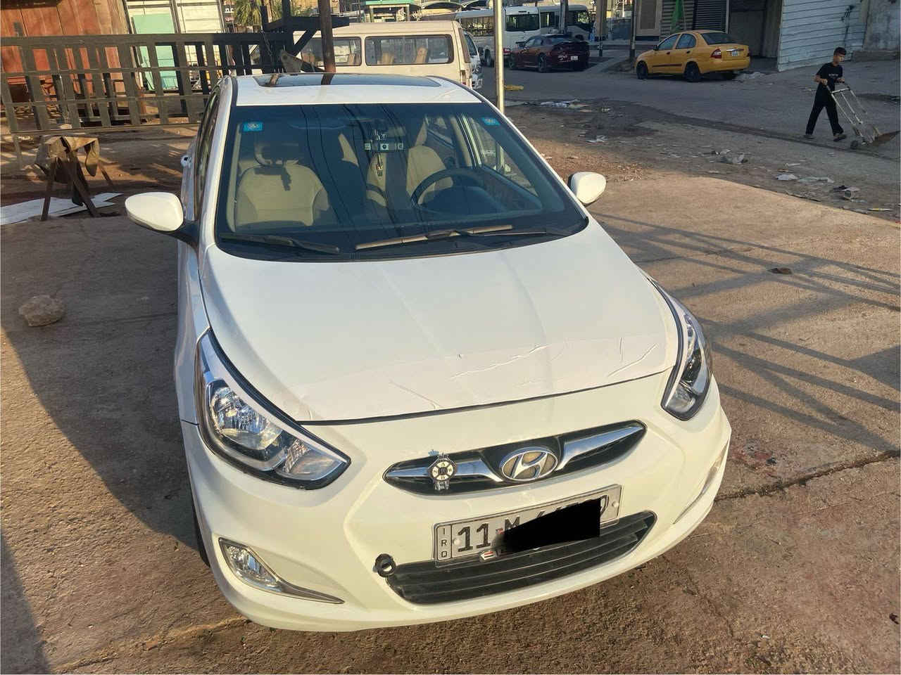 السلام عليكم اكسنت 2016 خليجي فول مواصفات بلو محرك 1600 دوش قطرتين 
ماشية 92 KM 
صدر خلفي امامي جديد عبوة بانزين تخم نوزل تخم بلك تخم مجاول كلة جديد شرط كلة موبس
سيارة جاهزة وخير من الله 
مكاني : بغداد حي اور 
رقمي : *********** اتصال او واتساب فقط فيس مامتواجد 
السعر : 92 وبيها مجال 
ملاحظات: جاملغ امامي أيسر صبغ 
وبارد بالباب الخلفي 
كشنات وكاعية الشركة كاربت بلادي وكاعيات وكتلوكات الشركة لساهن بالسيارة

