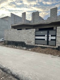 يوجد بيت للبيع المساحة 200 بيت مابقي شي ويكمل طابقين و6 غرف نوم ومطبخ ...