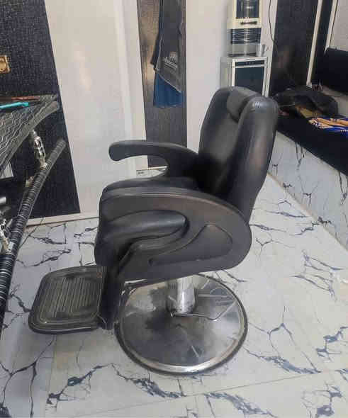 للبيع مكان موصل قوسيات وتساب ***********سعر 500وبيهم مجال كراسي وميوزه وعارضه
