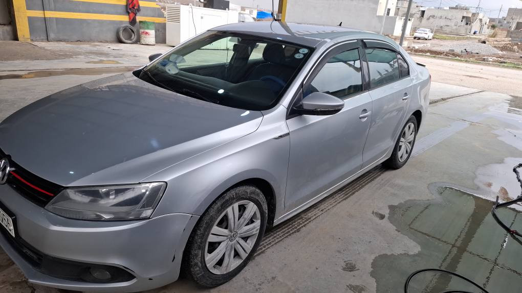 جيتا خليجي موديل 2014
محرك 20 مرغوب بدون توربو
صبغ بس ربع باب خلفي +دوسه بيها شوي
سعر 120 ومجال
هاتف *********** دهوك, العراق
