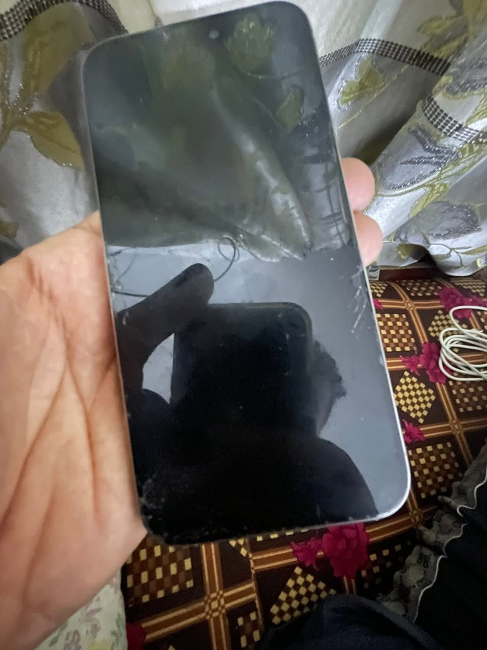 ايفون 15 برو ماكس ذاكره 256  بطاريه 78 جهاز كلشي شغال ولا مفتوح فقط ضهر مبدل وفطر بشاشه سعره 700 وبي مجال مكاني بغداد رقم ***********
