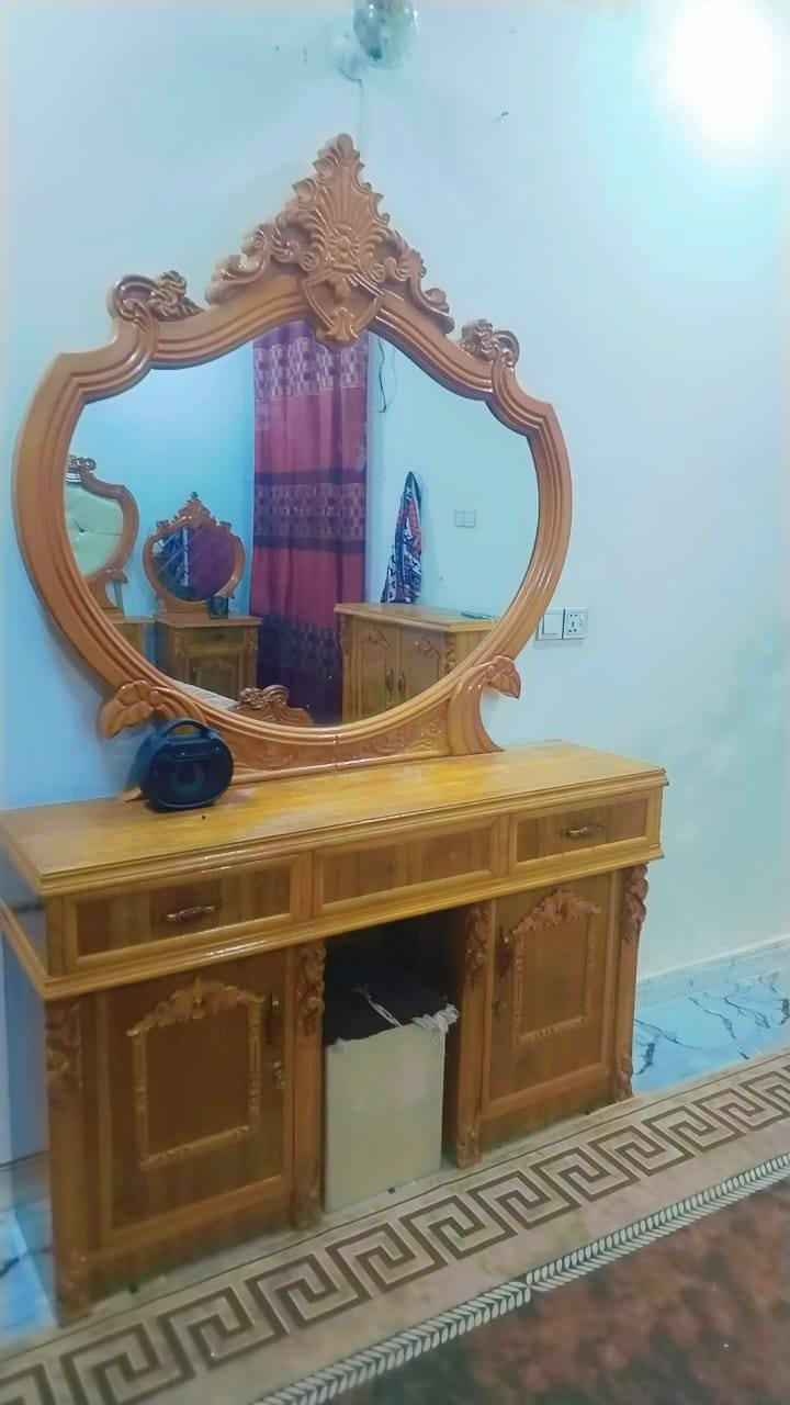 السلام عليكم غرفة أخشاب مستخدمة للبيع مشتريهة ب٣ملاين سعرهة مليونين أو بيهة مجال قليل مكان بغداد ***********
