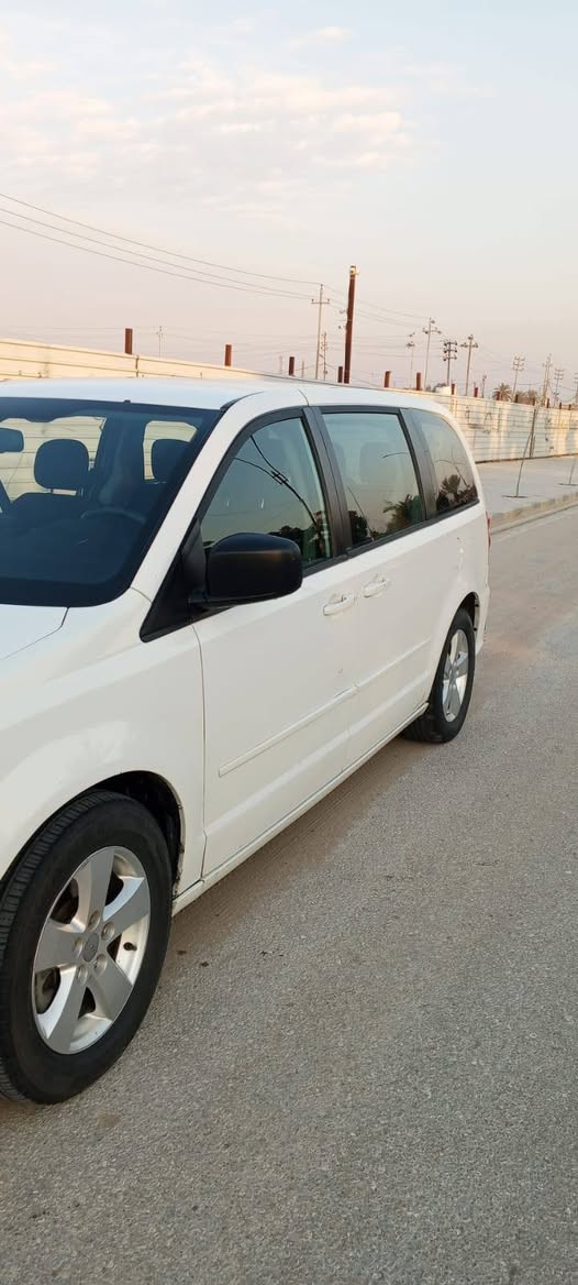 السلام عليكم 

دوج كرفان للبيع 
موديل 2013

( المواصفات ) 

نضام مانع انزلاق 
نضام توفير الوقود 
مقاعد ملكي سياحي بلع 
ثلاث قطع تبريد 
كشنات قماش
تحكمات ستيرن 
كامره خلفيه
رقمها بغداد 

6 سلندر 

السياره مواصفات معروفه

السياره بيها منضومه غاز جديده

السعر145$) وبيه مجال 

الاستفسار***********
