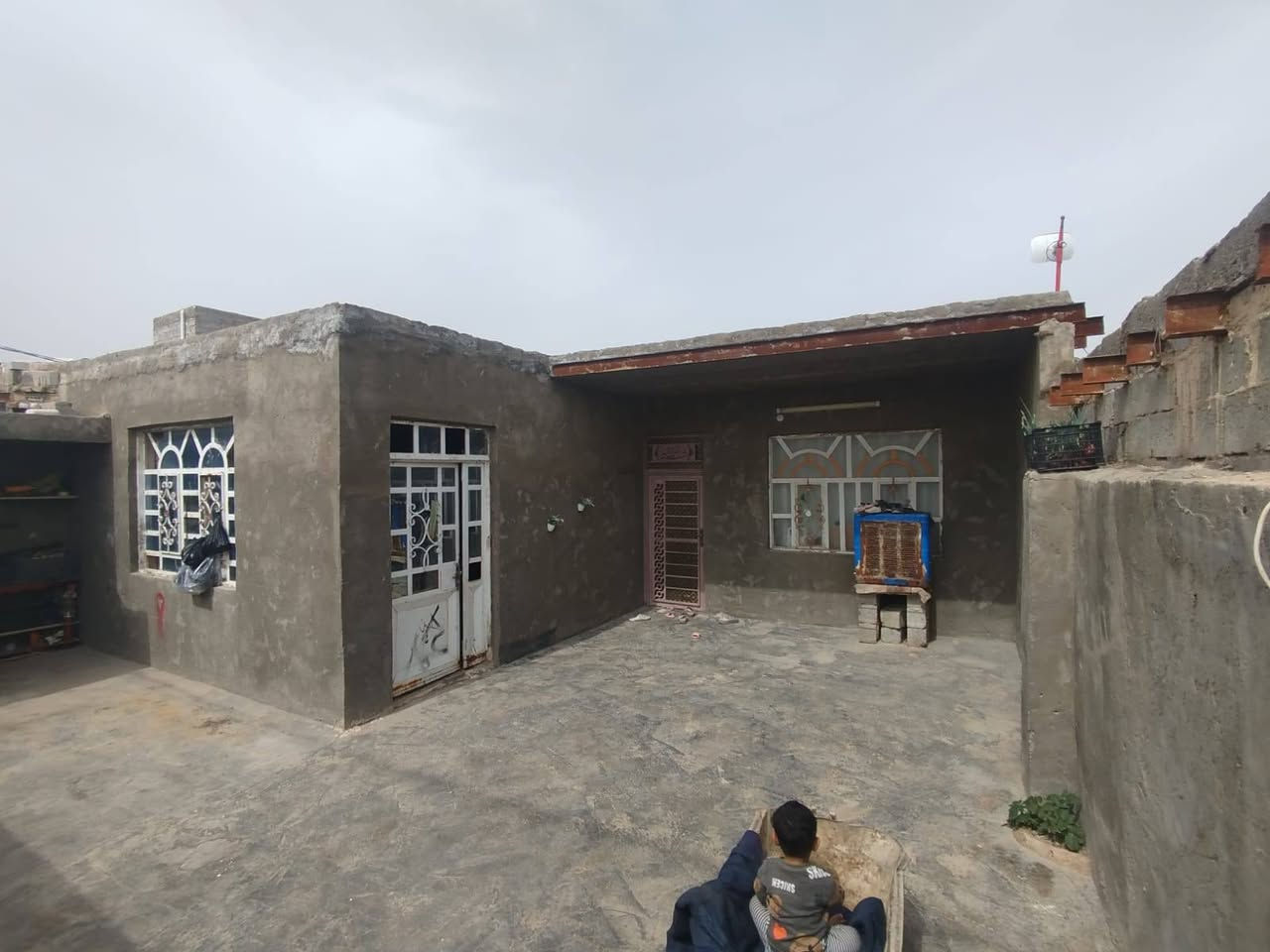 بيع مستعجل السعر قفل  38
مكلف بالنشر
بيت للبيع بمساحه 200م يحتوي على 
[ غرفتين وصاله ومطبخ واستقبال وتخاريج داخل وخارج ] 
المكان : الرضوية الثامنة - نهاية الشارع المجاور لمدينة زائري العتبة العلوية ، للاستفسار والتواصل الاتصال على الرقم الاتي فقط 

***********
