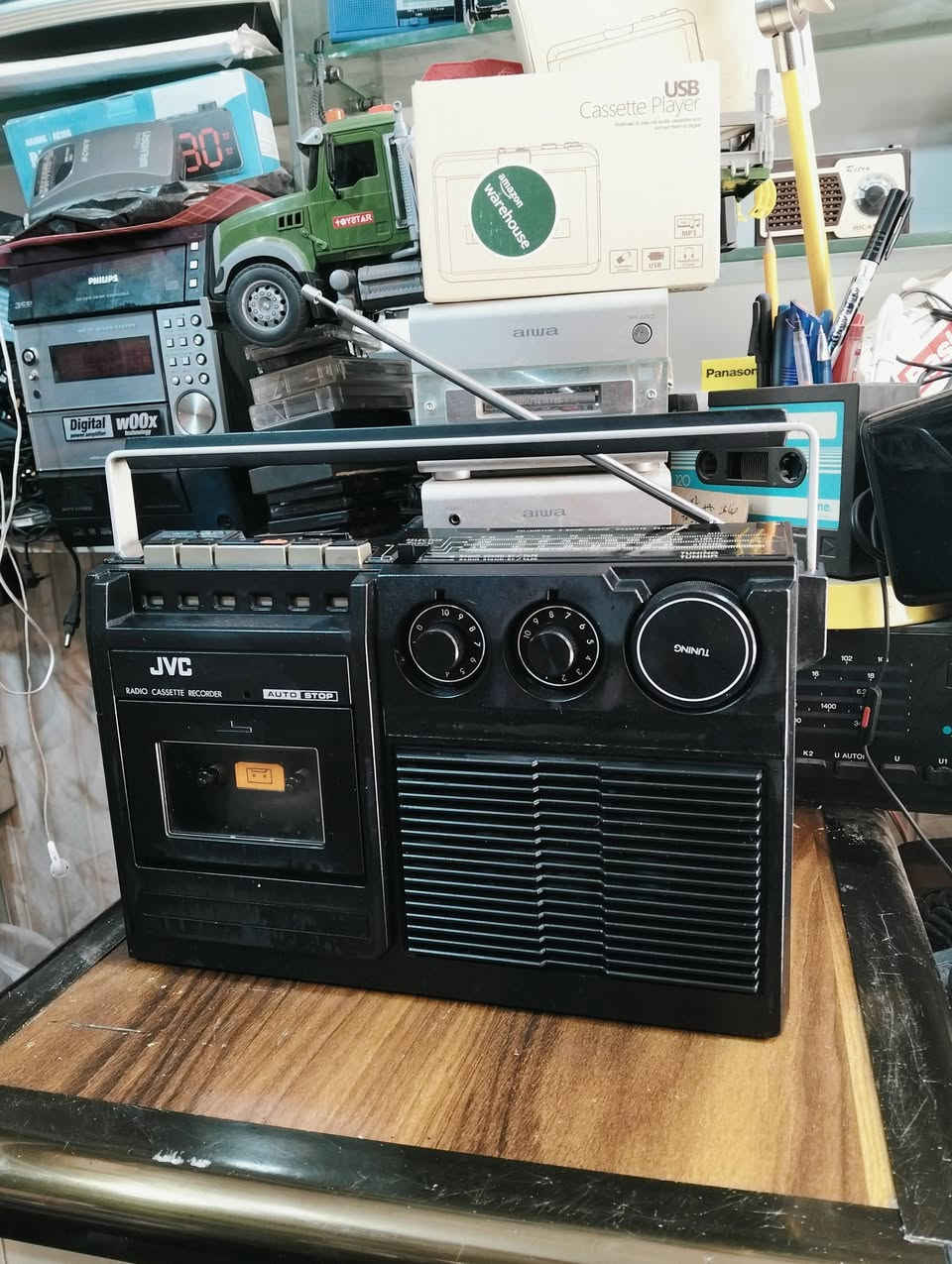 من نوادر الاجهزه اليابانيه
راديو مسجل جي في سي JVC 
صناعه ياباني صنع سنة 1978 
الجهاز بلادي غير داخل تصليح 
موجات الراديو 3 موجات مع FM 
المسجل شغال بالكامل 
صوت عالي ونقي وتحكم بالصوت 
يعمل كهرباء وباتري كبير عدد 4 
يوجد فديو بالمنشور يوضح التشغيل 
للحجز المراسله على الخاص


**إذا كنت صاحب هذا الإعلان وتريد حذفه لأي سبب، رجاءا أرسل رسالة إلى الدعم الفني**