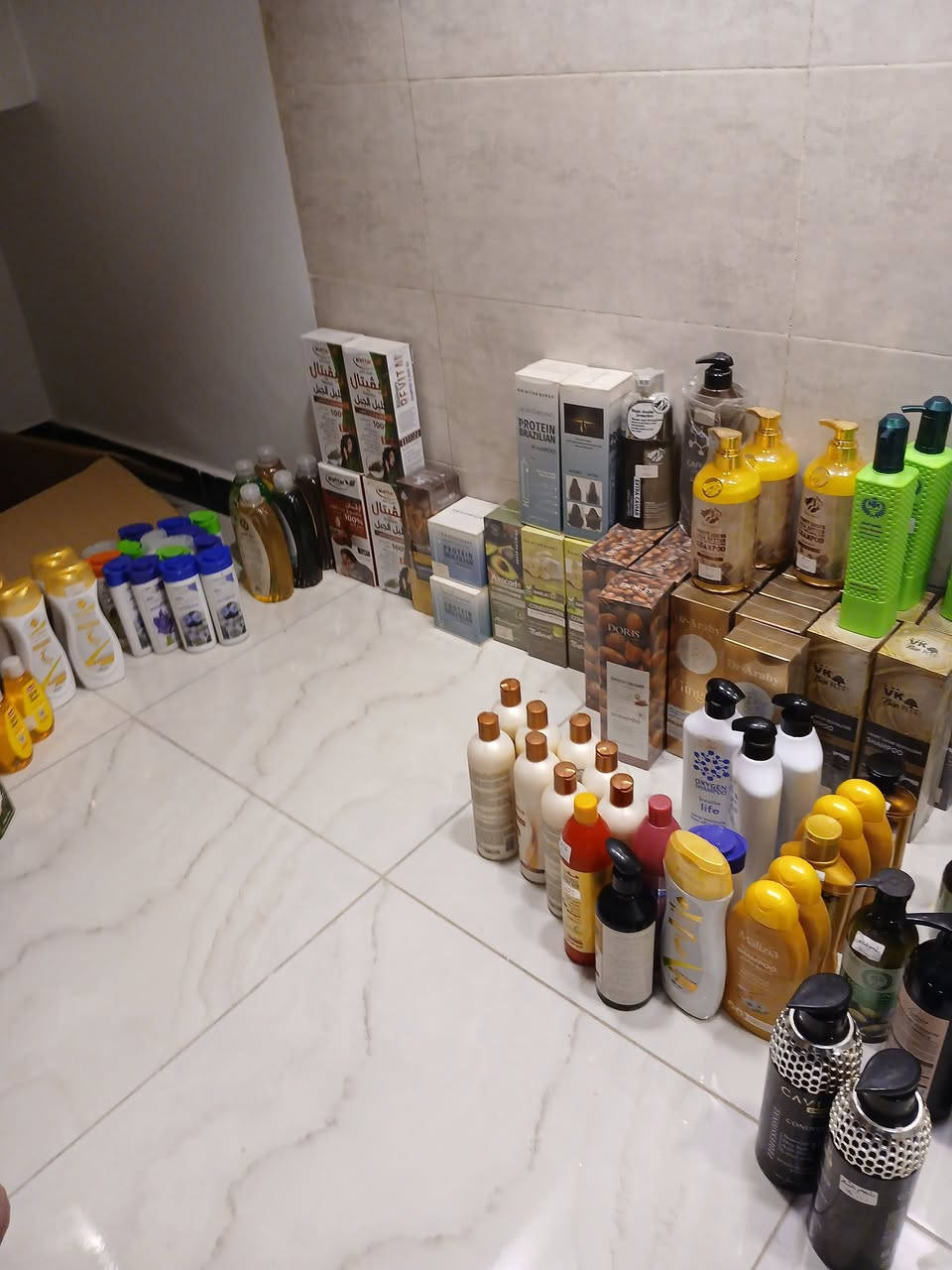 للبيع صوابين وشامبوات وكريمات تصفيةمحل عطاريه بسعر مناسب جدا بغداد الكرخ ***********
