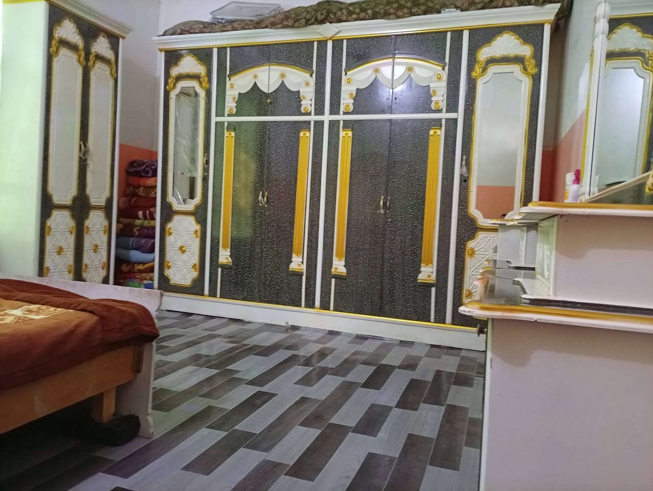 للبيع قرفه اخشاب جديده مستعملة 3 اشهر خشب صاج درجه أوله السعر مليون وربع بيه مجال المكان الكرمه الاستفسار *********** غير متواجد على الفيسبوك
