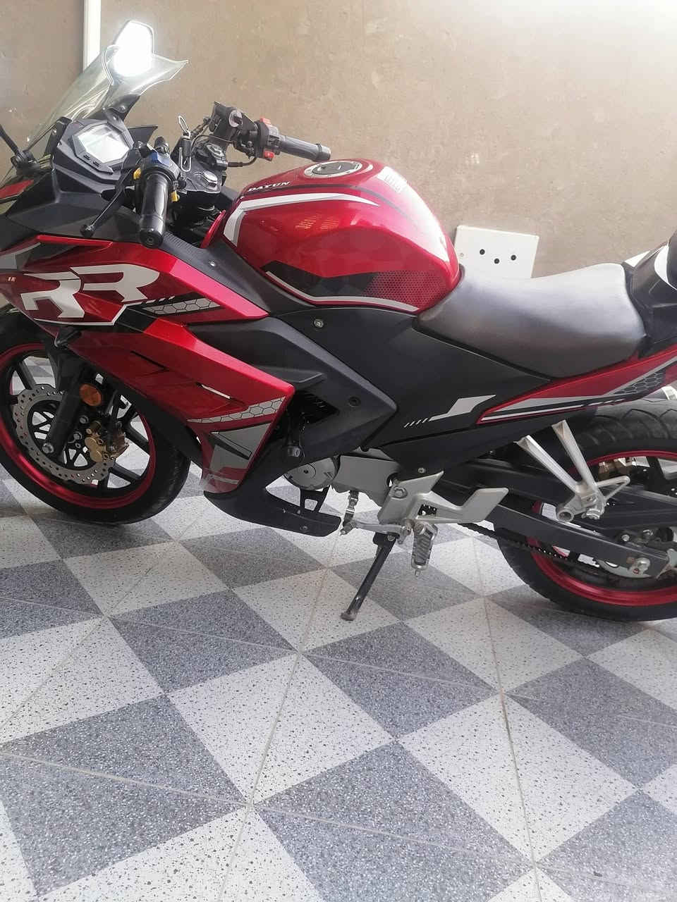 بسم الله الرحمن الرحيم
ماشاء الله دراجه داي وان مقفوله زيرو 
مرقمه انكليزي تحويل ثاني يوم البيع مرقمه سنويه 
اتصال بل رقم 📱 *********** والمو شراي ليطب
