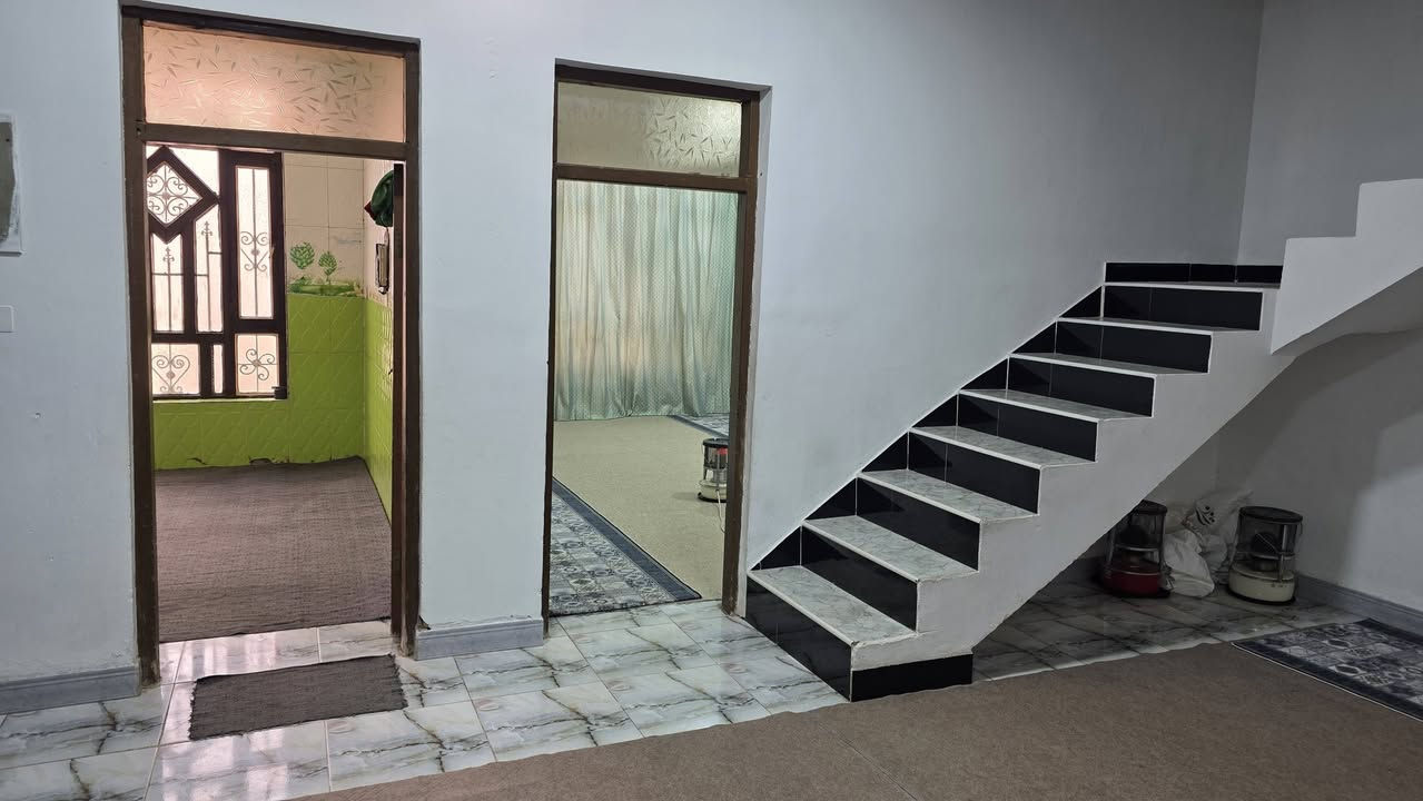 بيت للبيع طابو زراعي سند ٢٥ المساحة ١٦٠ م كوت حي الحكيم شارع الوائلية يبعد عن الشارع العام ٢٠٠م البناء طابوق يحتو غرفة وصالة ومطبخ واستقبال وصحيات داخلية وخارجية السعر ٥٥ مليون وبي مجال مراجعة دلالية احمد السعيدي للاتصال *********** أو ***********
