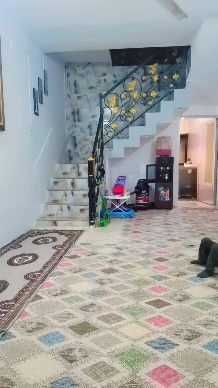 #دار_للبيع– طابو صرف📍 الموقع: حي الوحدة سوك ابو جميغ مقابل جامع الإمام الرضا مباشرة بالفرع الأول للمجمع المراد الطبي 
📐 المساحة: 150متر بناء ٢٠١٠ عگادة 
📄 الوضع القانوني: حر – غير مطلوب باسم أحد

مواصفات الدار:طابقين 
الطابق الاول
• غرفة نوم
 • صالة
 • استقبال
 • مطبخ
 • كراج
 • منور خلفي للبيت
 • صحيات داخلية وخارجية
 • حديقة
الطابق الثاني
غرفة نوم وصاله وسطح
للاستفسار الاتصال على الرقم *********** 
***********
