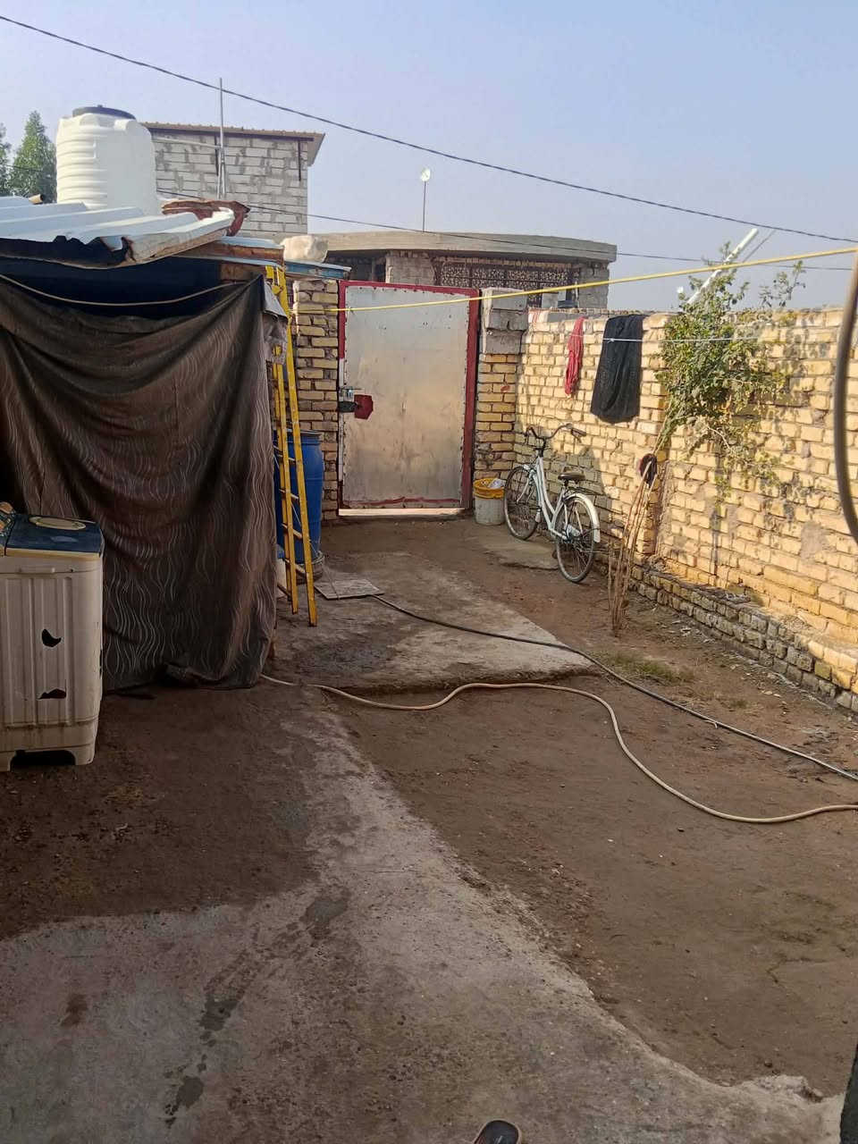 سلام عليكم بيت لبيع اصلاح زراعي قريب على شارع 80جهت كربلاء مساحه 100متر سعر 18او بي مجال رقم ***********
