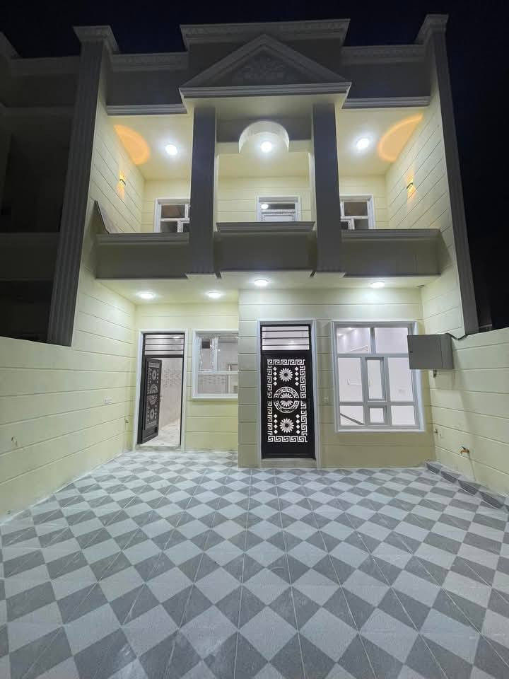 دارين تون مساحة كل دار 🏡200 م الوجه 6.66   النزال 30 شارع 15 القادسية شارع ابوعقرب
طابقين بناء زيرو 2025
                            الطابق  الاول 
👈 2 نوم  غرفه و  استقبال  سحب مغربي  و مطبخ   وصاله  و صحيات  نظام دفن  ومناور عدد 2 سقوف ثانويه ارضية بورسلين  گراج  سيارة 
                            الطابق الثاني 
👈2 نوم  بالكون لكل غرفه  و صاله  و صحيات سقوف ثانويه   ارضية بورسلين 
السعر 125 للدار  قابل للتفاوض للاستفسار 
خاص أو واتساب 
***********
***********
